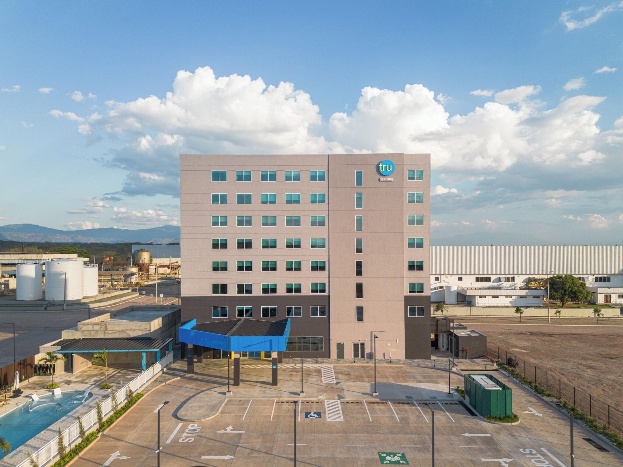 Vista Exterior Tru By Hilton Distrito Palmerola