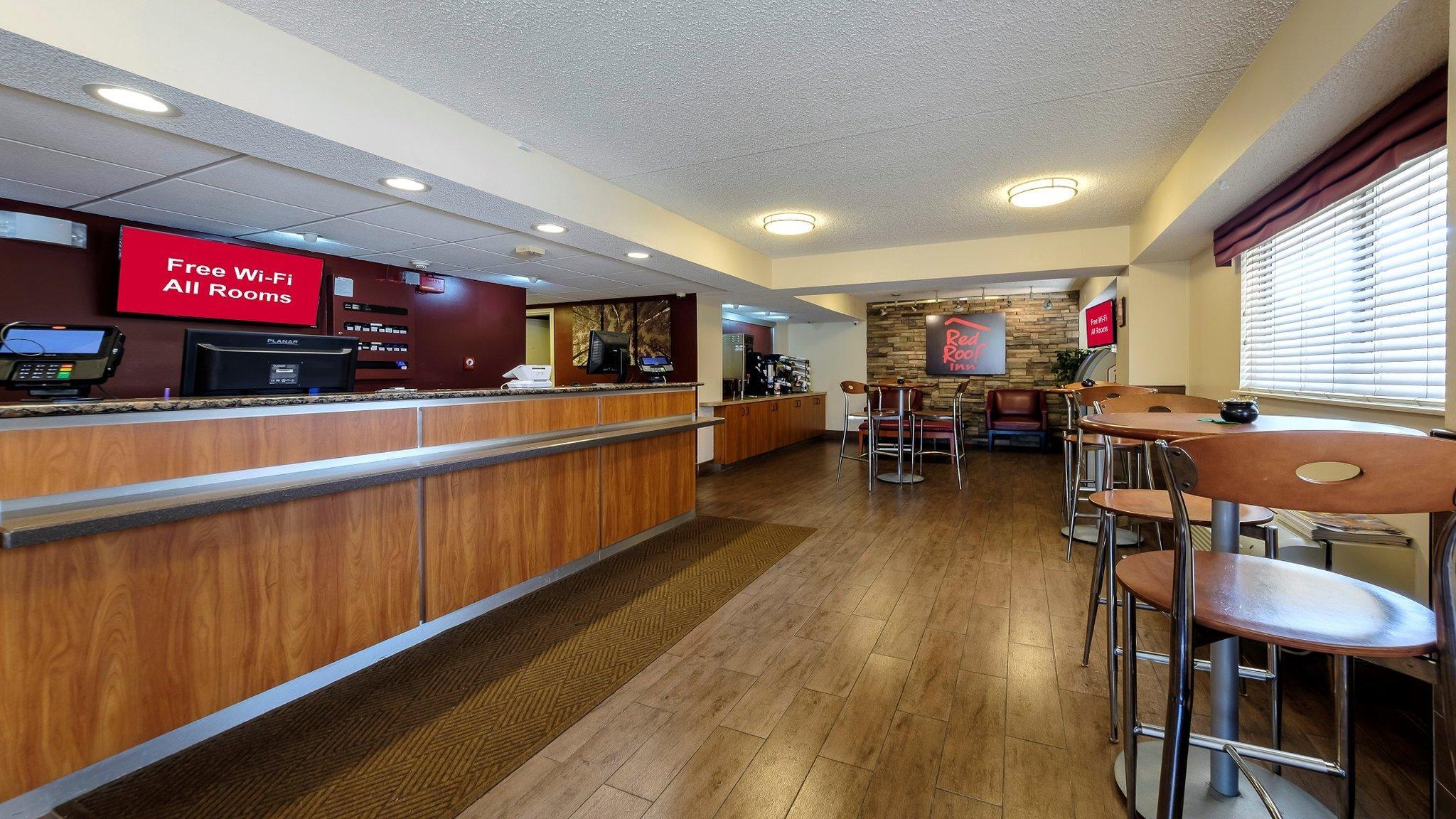 Vista Lobby Red Roof Inn Dallas - DFW Airport North