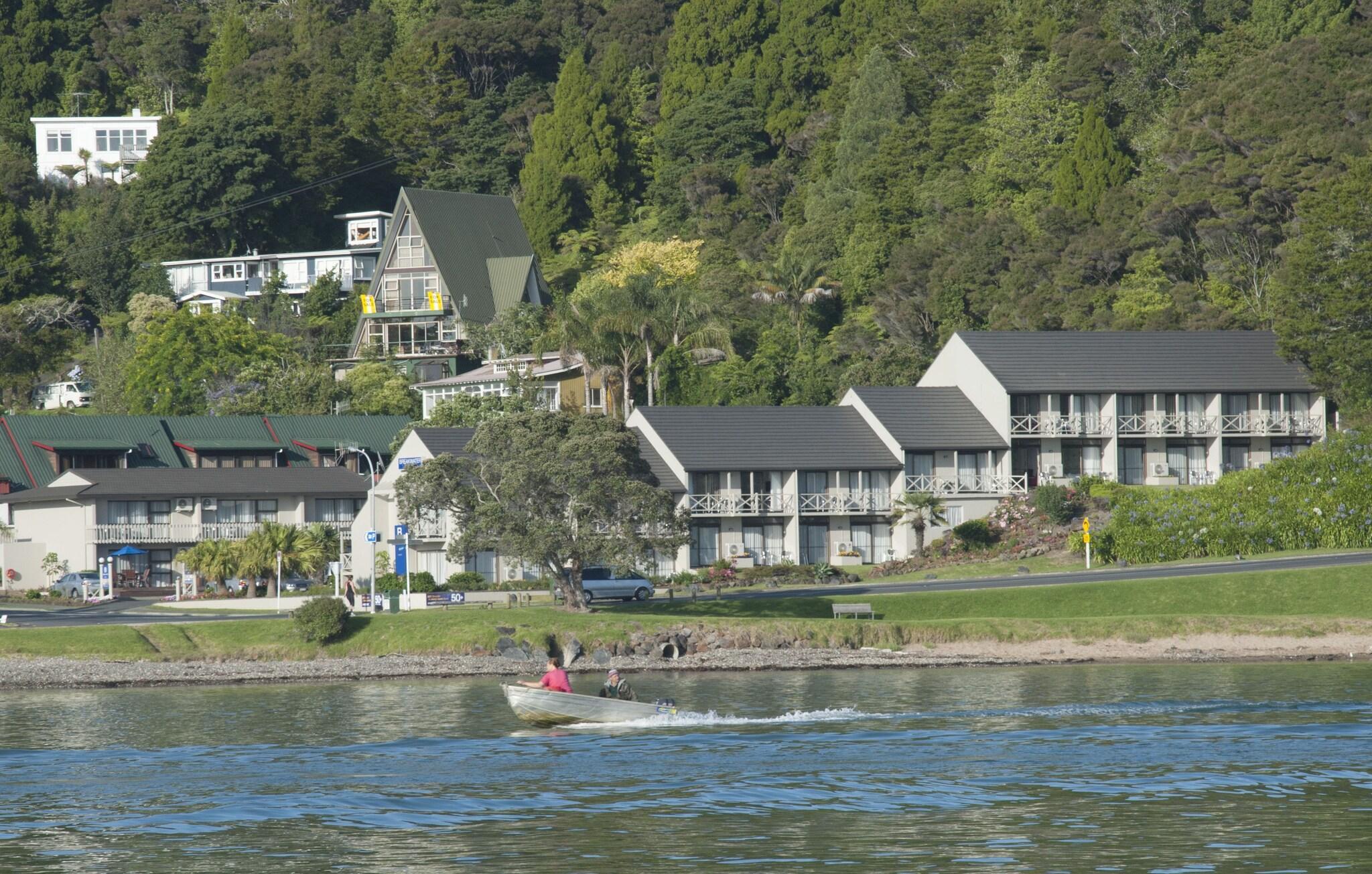 Varios Breakwater Motel