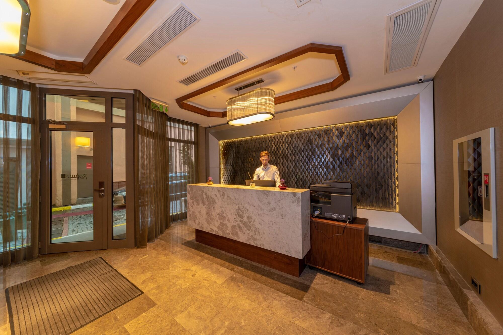 Vista Lobby Feri Suites