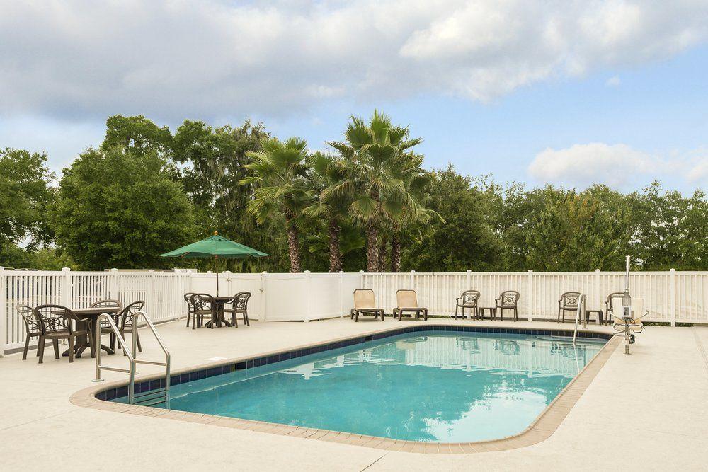 Vista Piscina Country Inn & Suites By Carlson Tampa East, FL