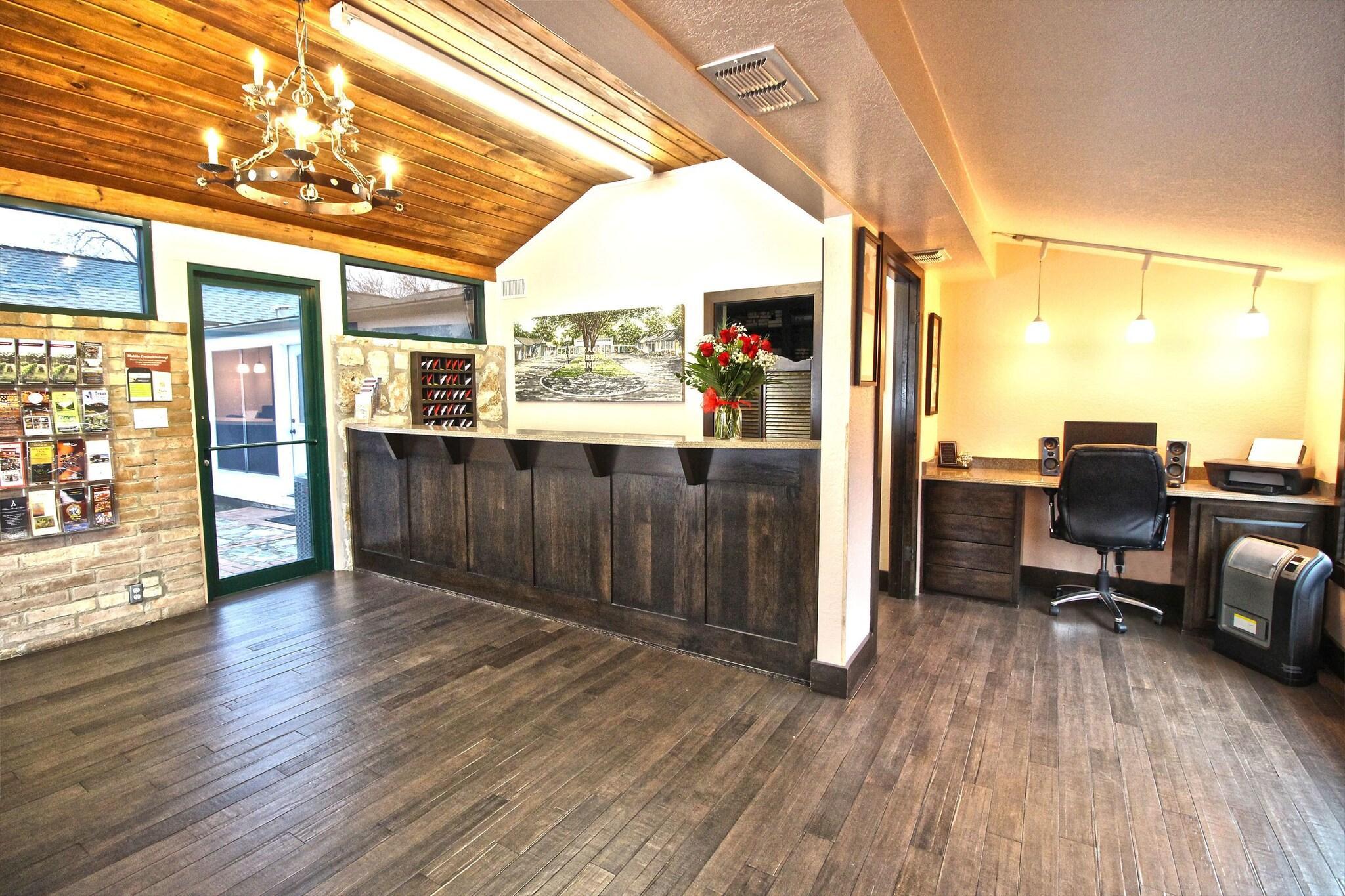 Vista Lobby Peach Tree Inn & Suites