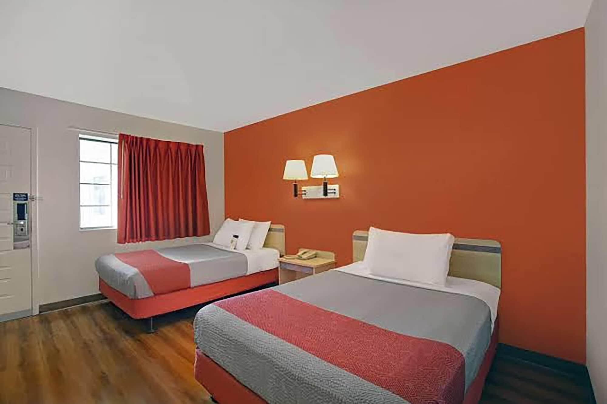 Varios Super 8 by Wyndham Livermore