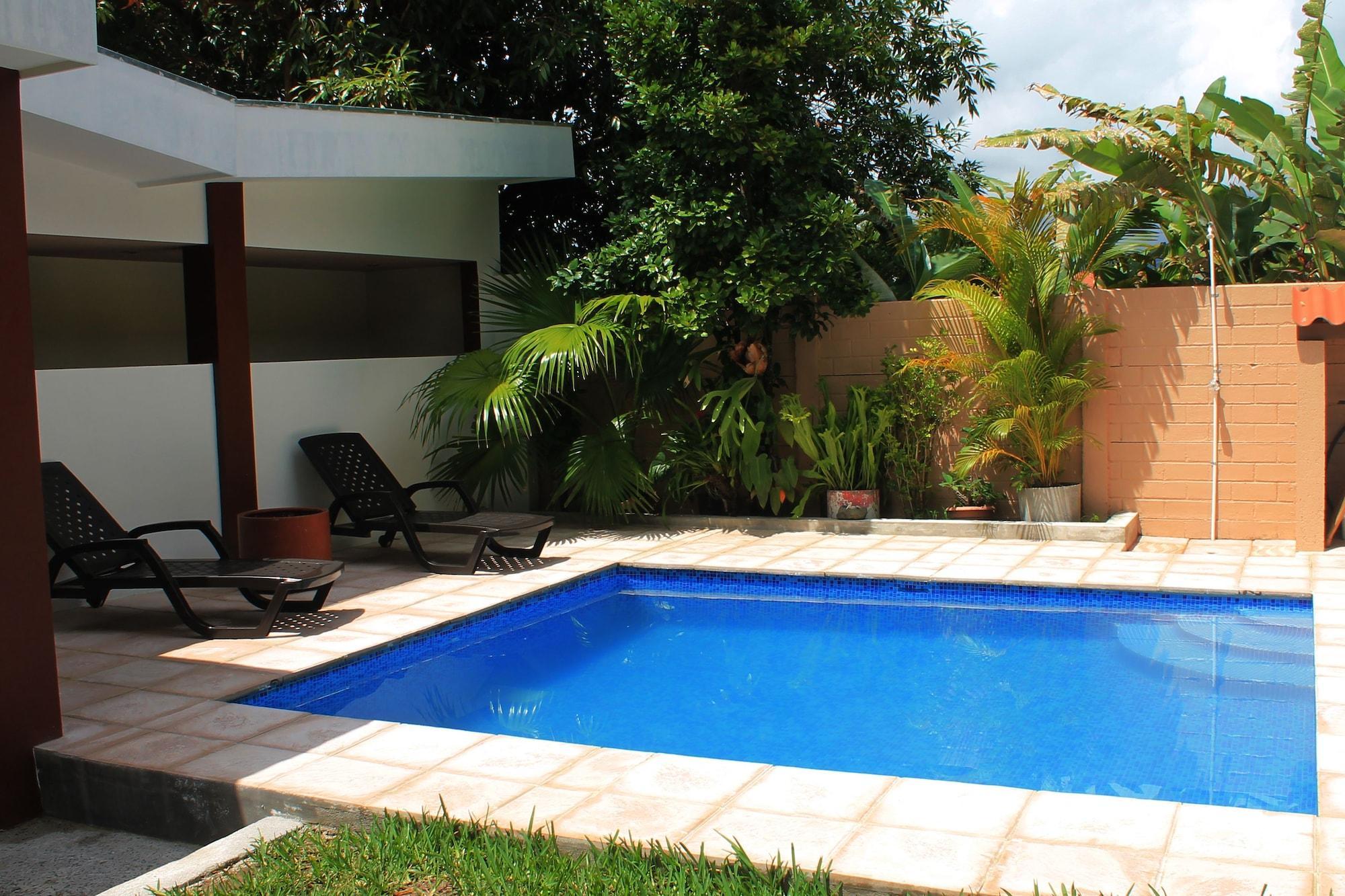Vista Piscina All Days Inn and Out