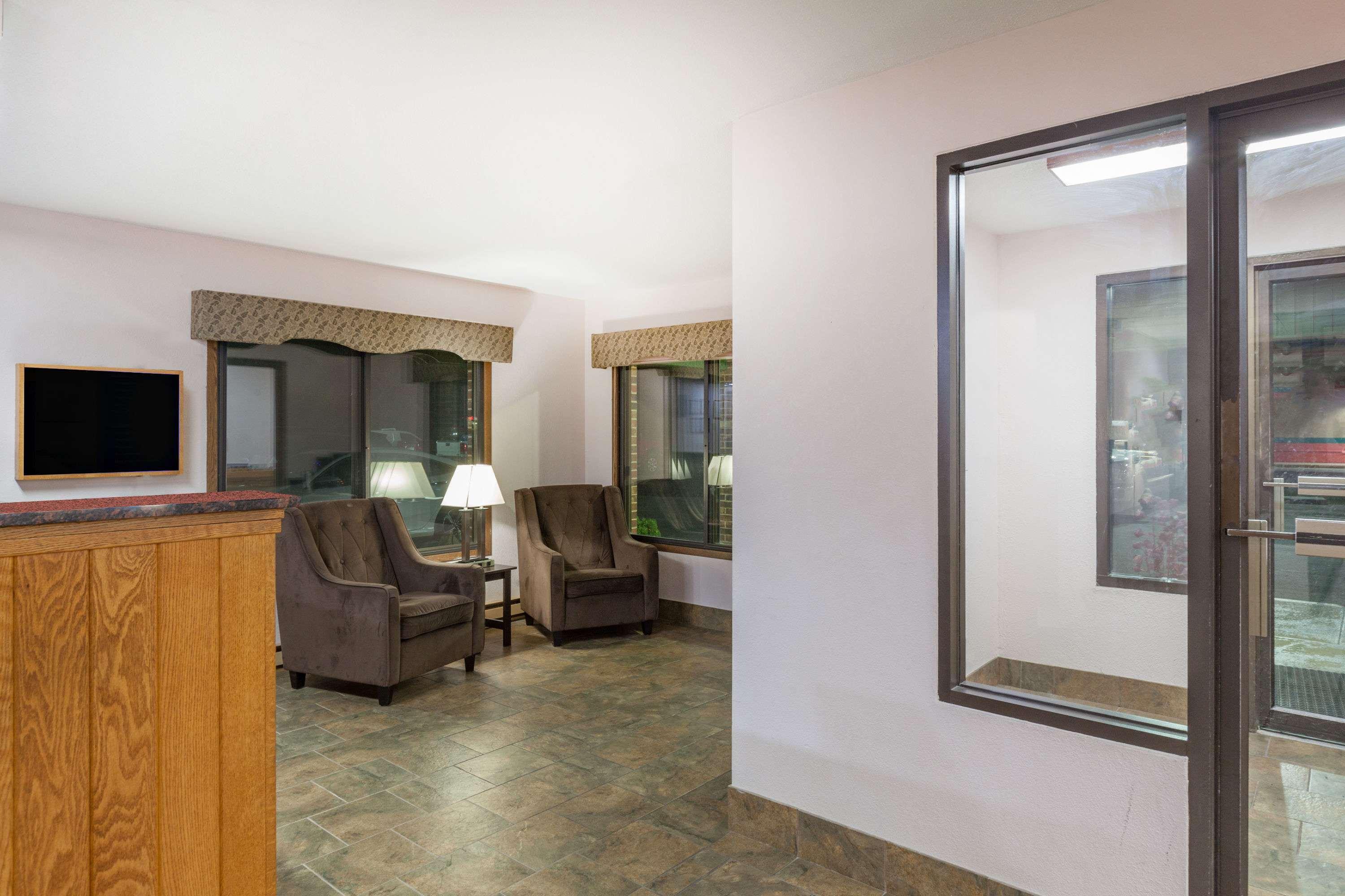 Vista Lobby Days Inn By Wyndham Mason City