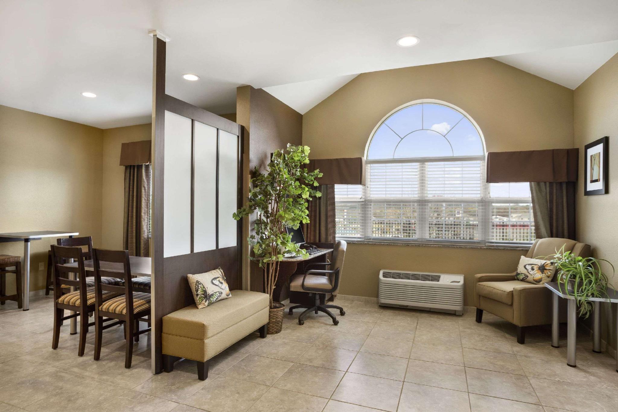 Vista Lobby Microtel Inn & Suites by Wyndham Cambridge