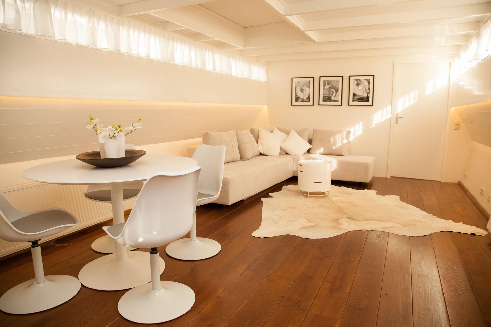 Varios Prince Royal Houseboat