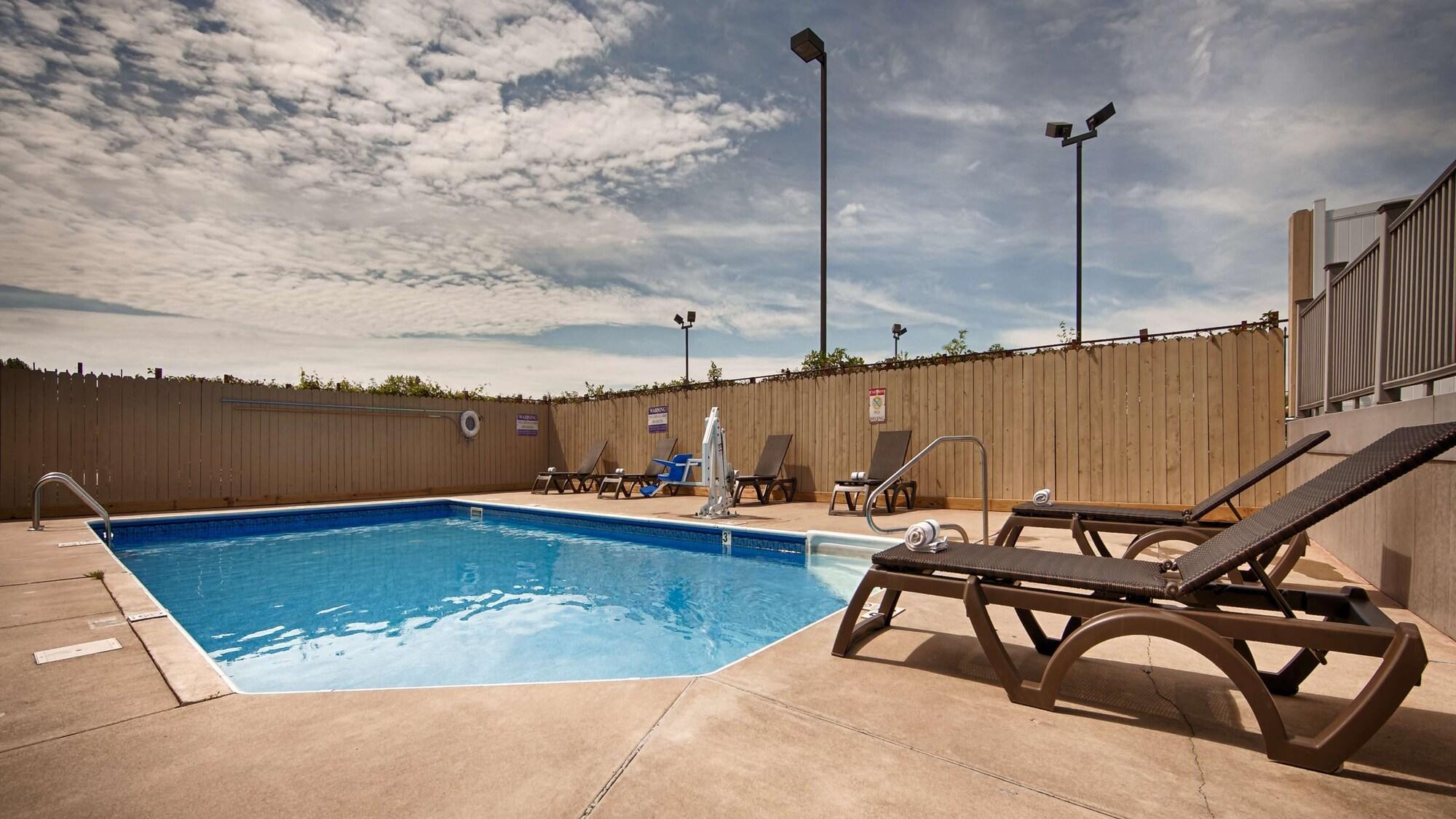 Vista Piscina Best Western Crossroads Inn