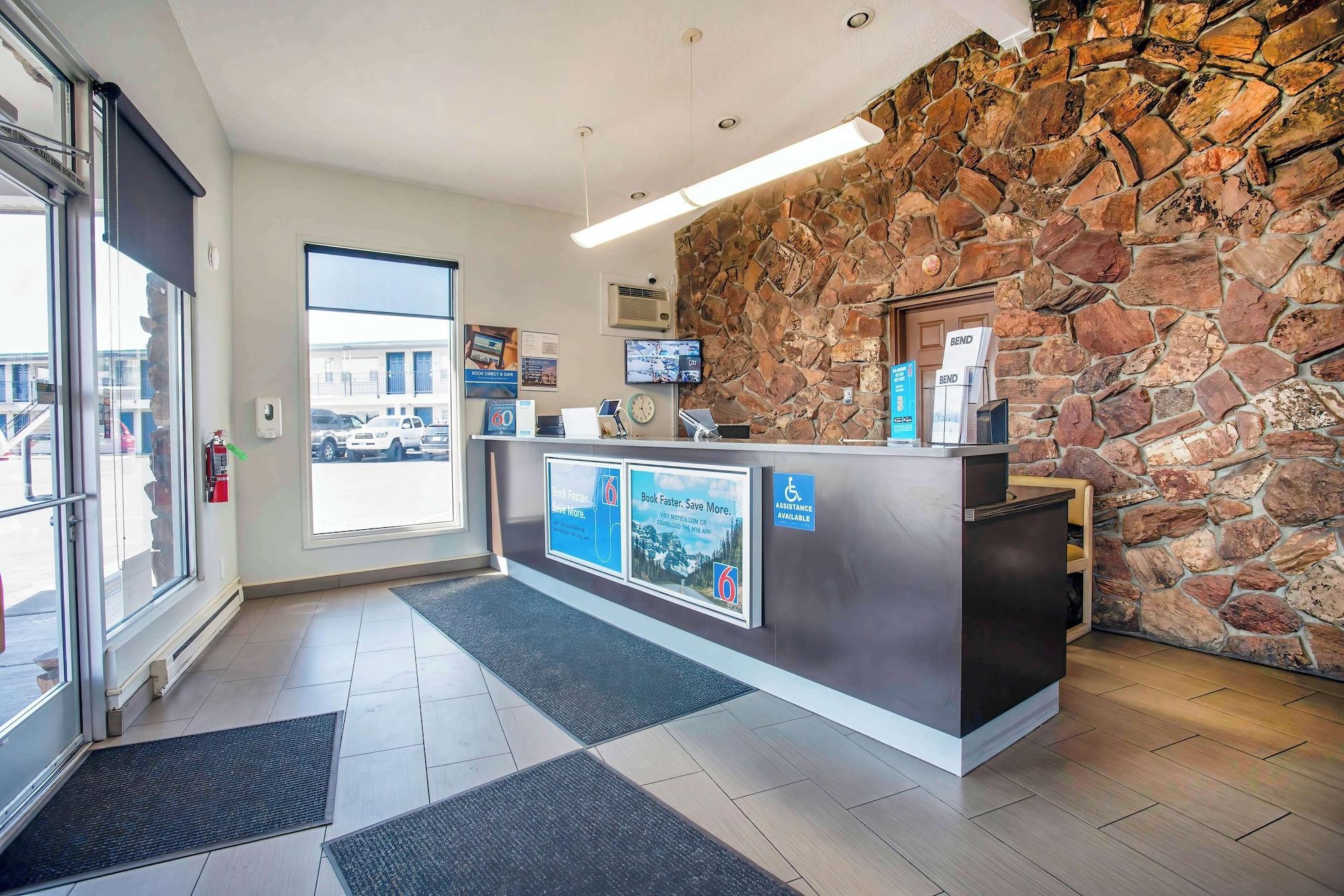 Vista Lobby Motel 6 Bend, OR
