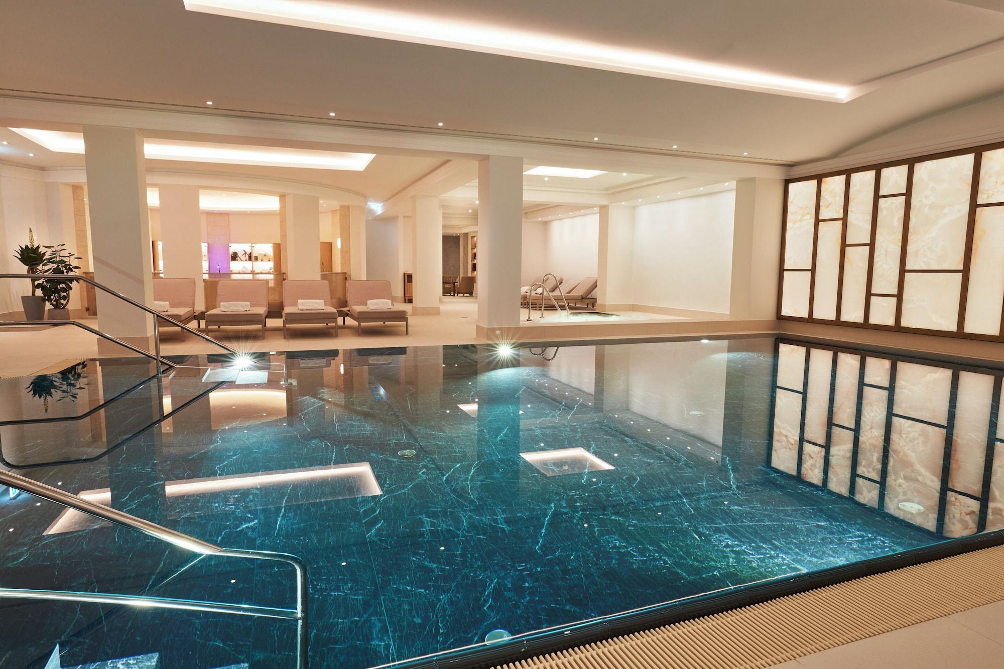 Vista Piscina Hotel Adlon Kempinski