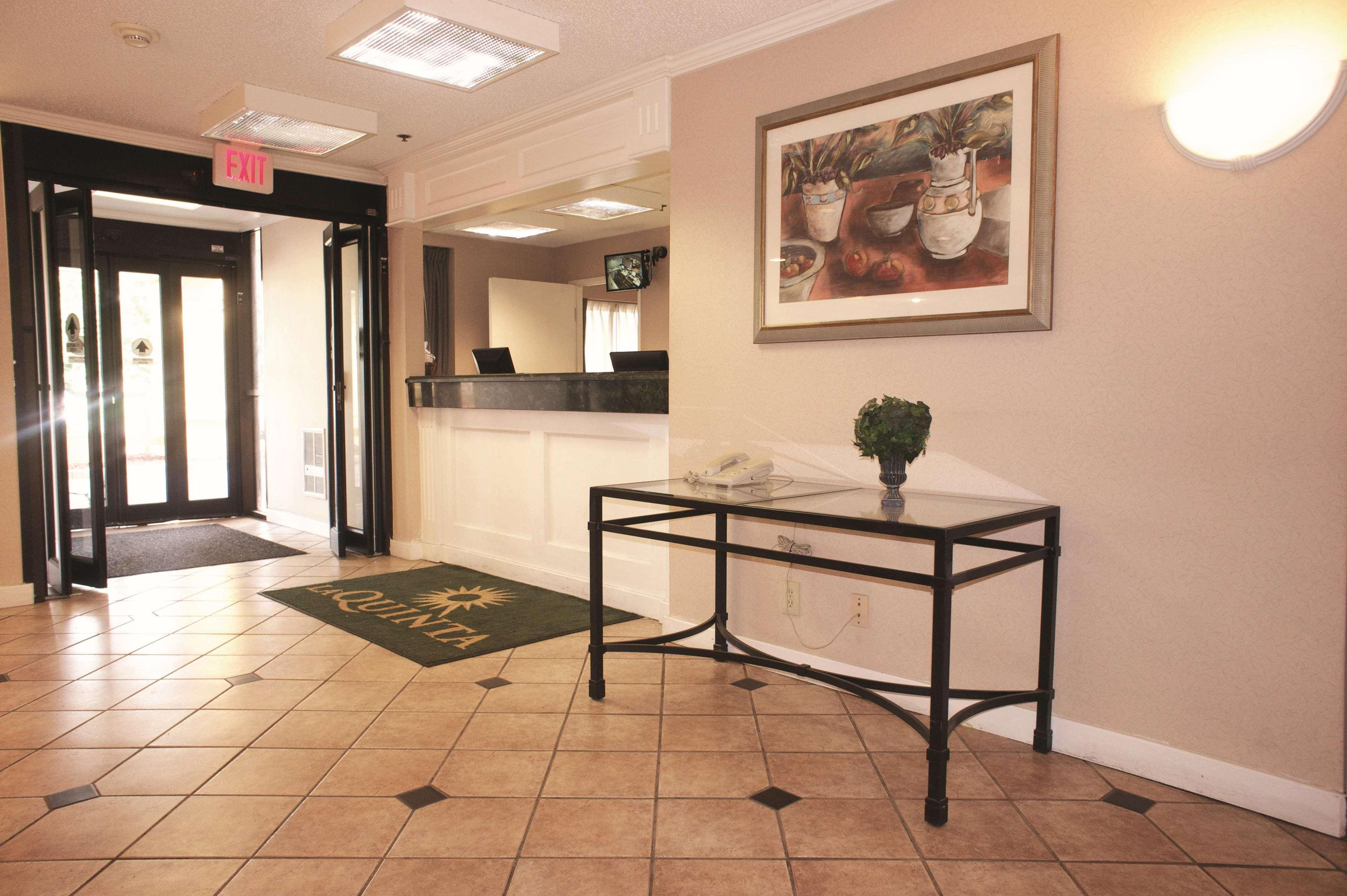 Vista Lobby La Quinta Inn by Wyndham Detroit Canton