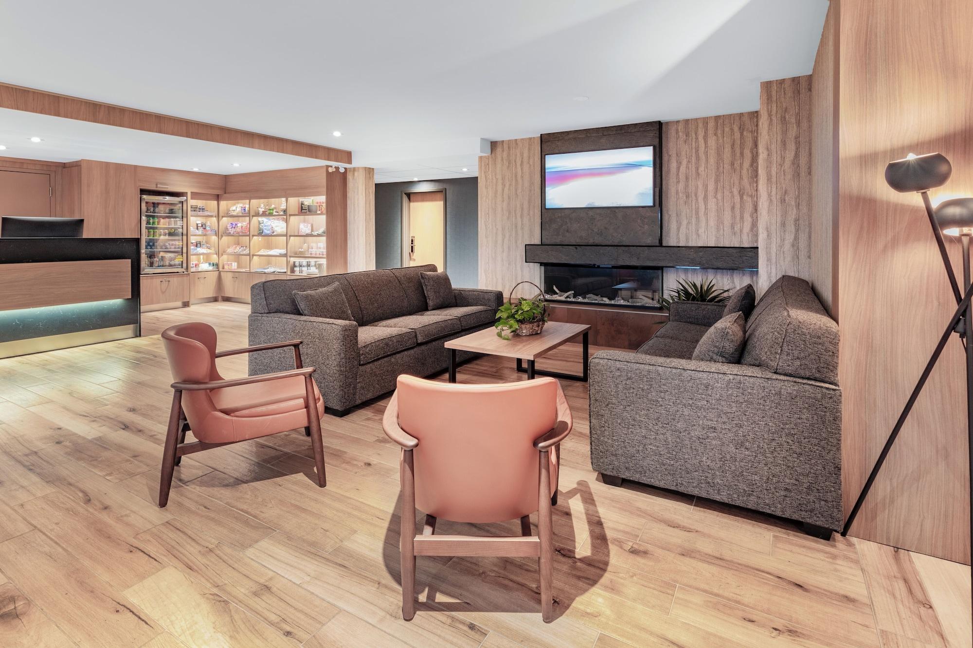 Vista Lobby Super 8 by Wyndham Cornwall ON