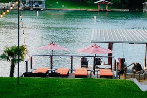 Alquiler Vacacional - Pecan House located on Lake LBJ. Open water, beautiful yard, shaded pecan trees!