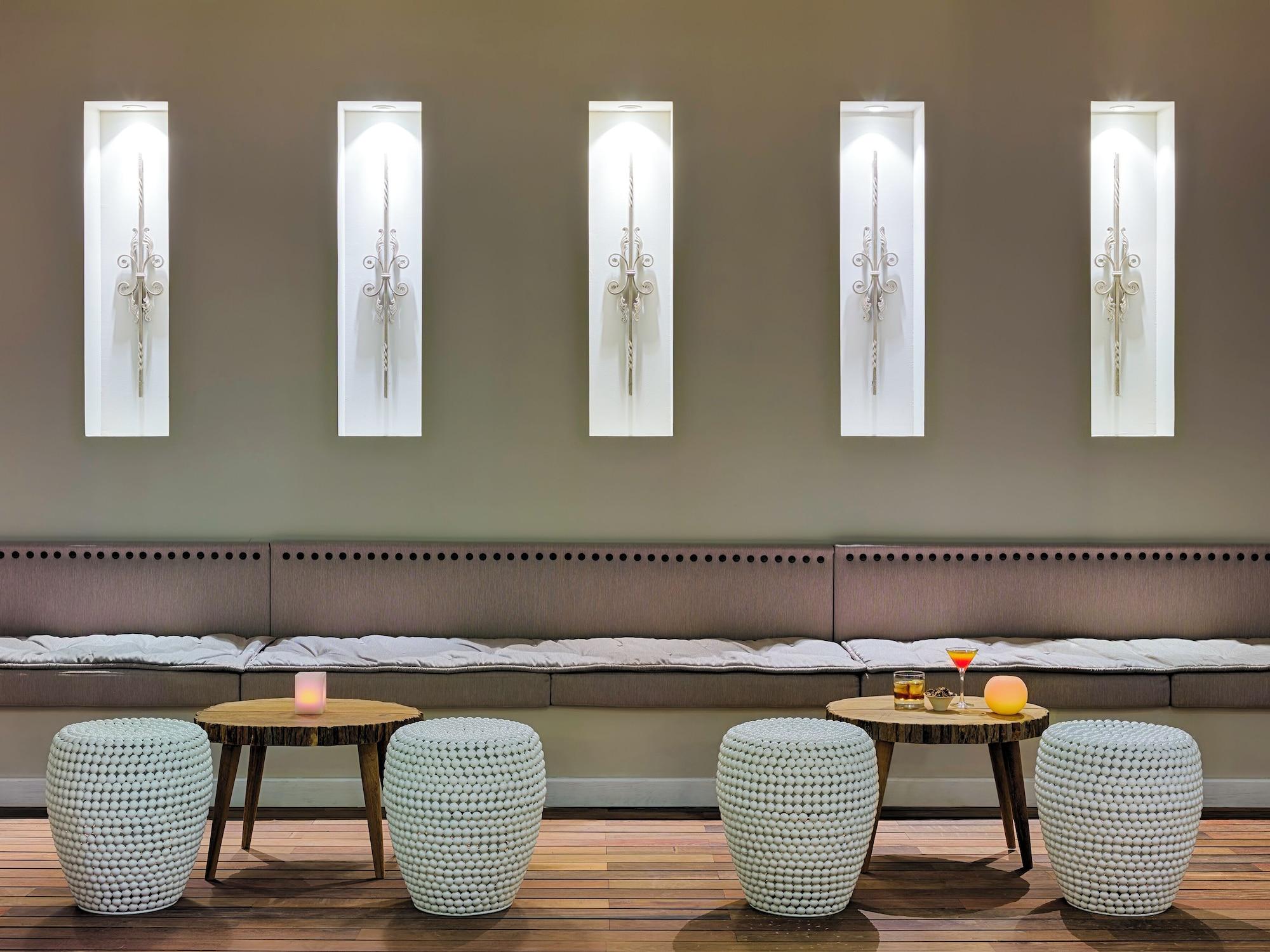 Vista Lobby H10 White Suites