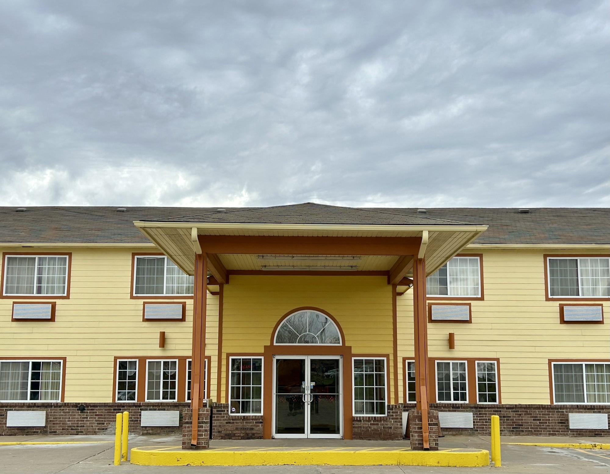 Varios Super 8 by Wyndham Platte City Kansas City Area Airport