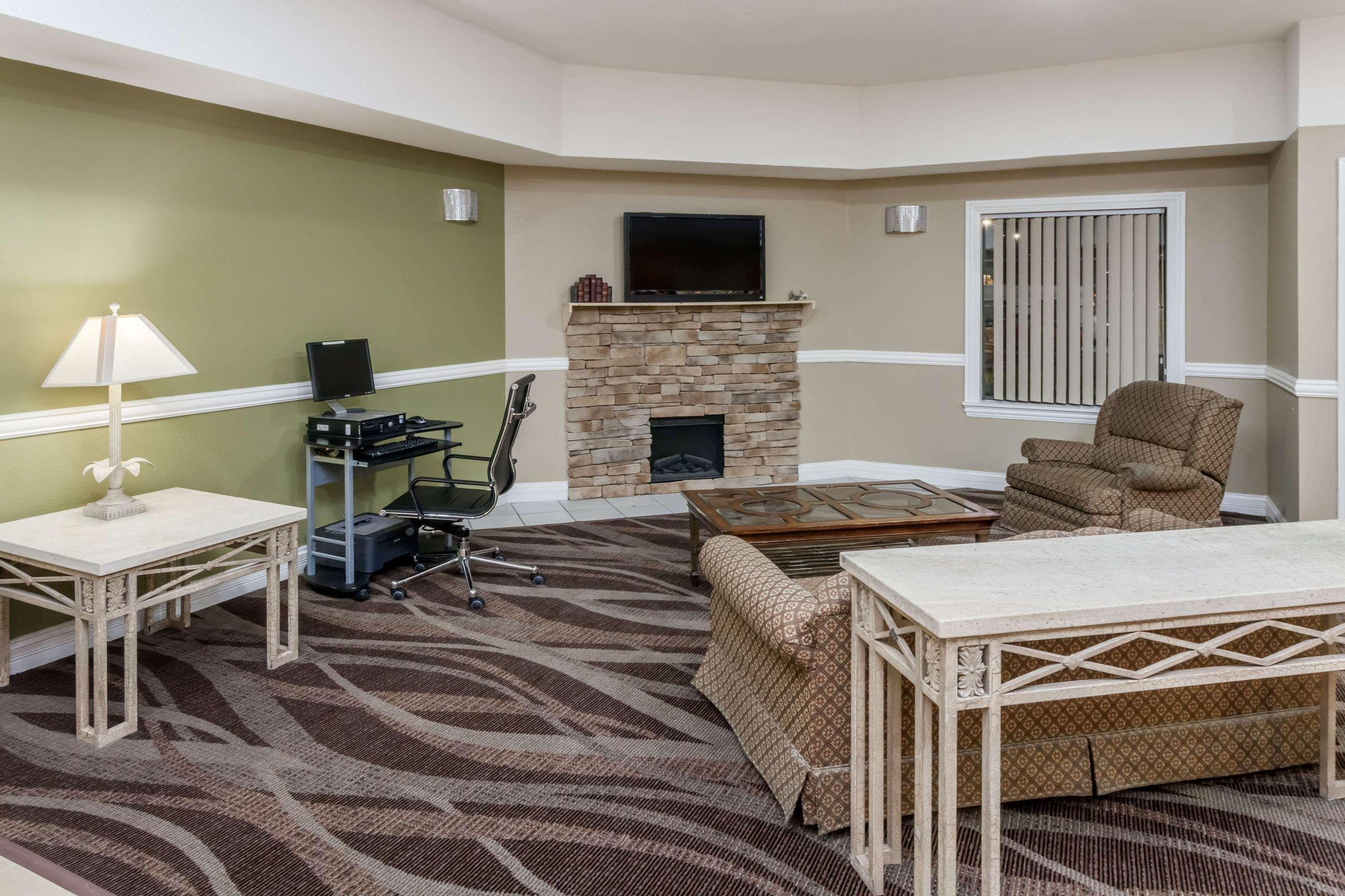 Vista Lobby Super 8 by Wyndham Rochester