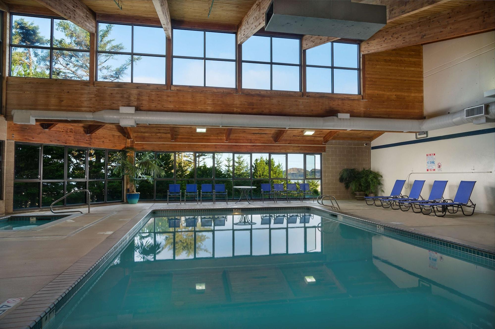 Vista Piscina Best Western Plus Agate Beach Inn