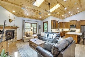 Alquiler Vacacional - Porch, Fire Pit: 'pine View Retreat' in Lakeside!