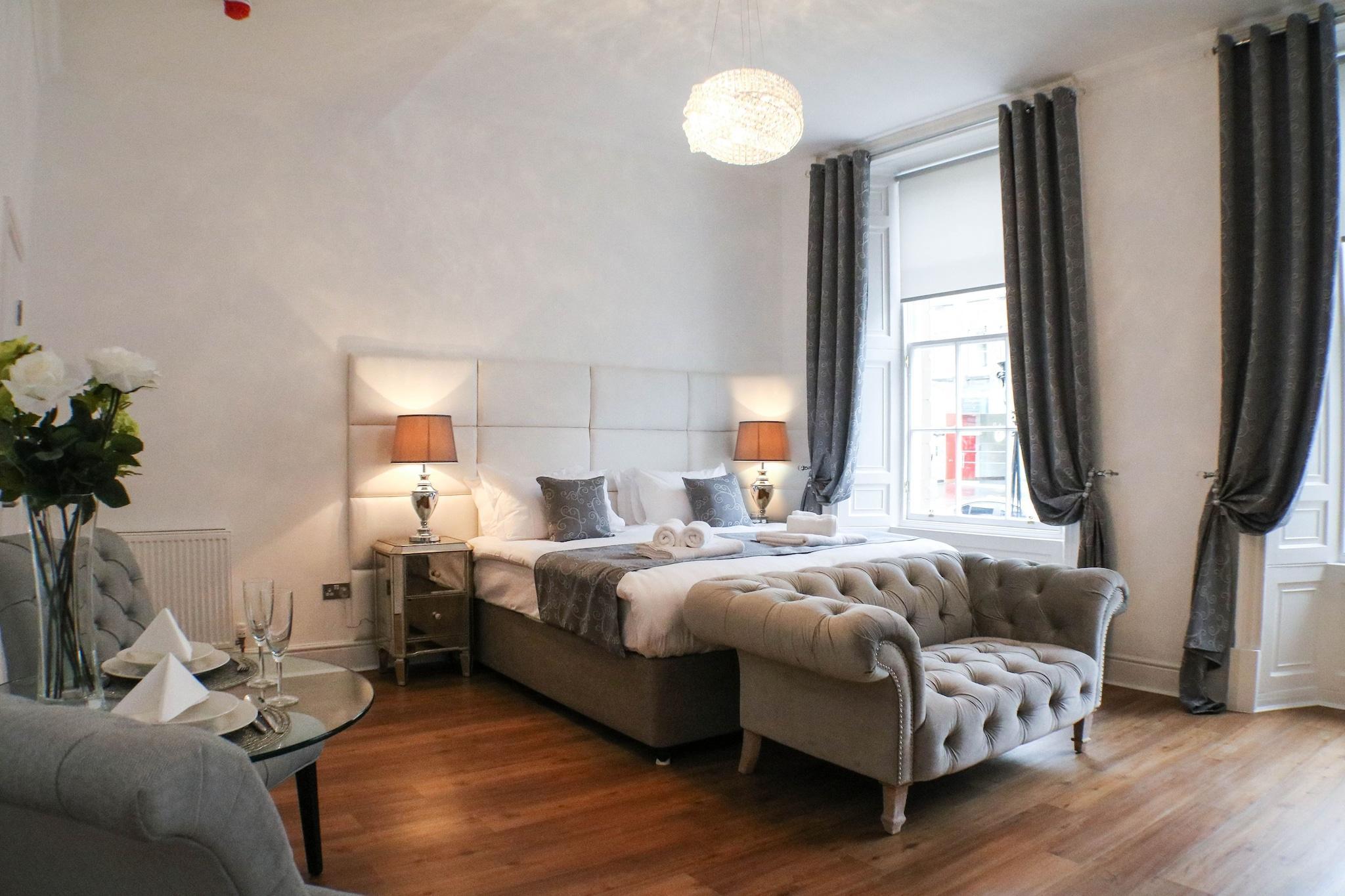 Varios Edinburgh Castle Apartments and Suites
