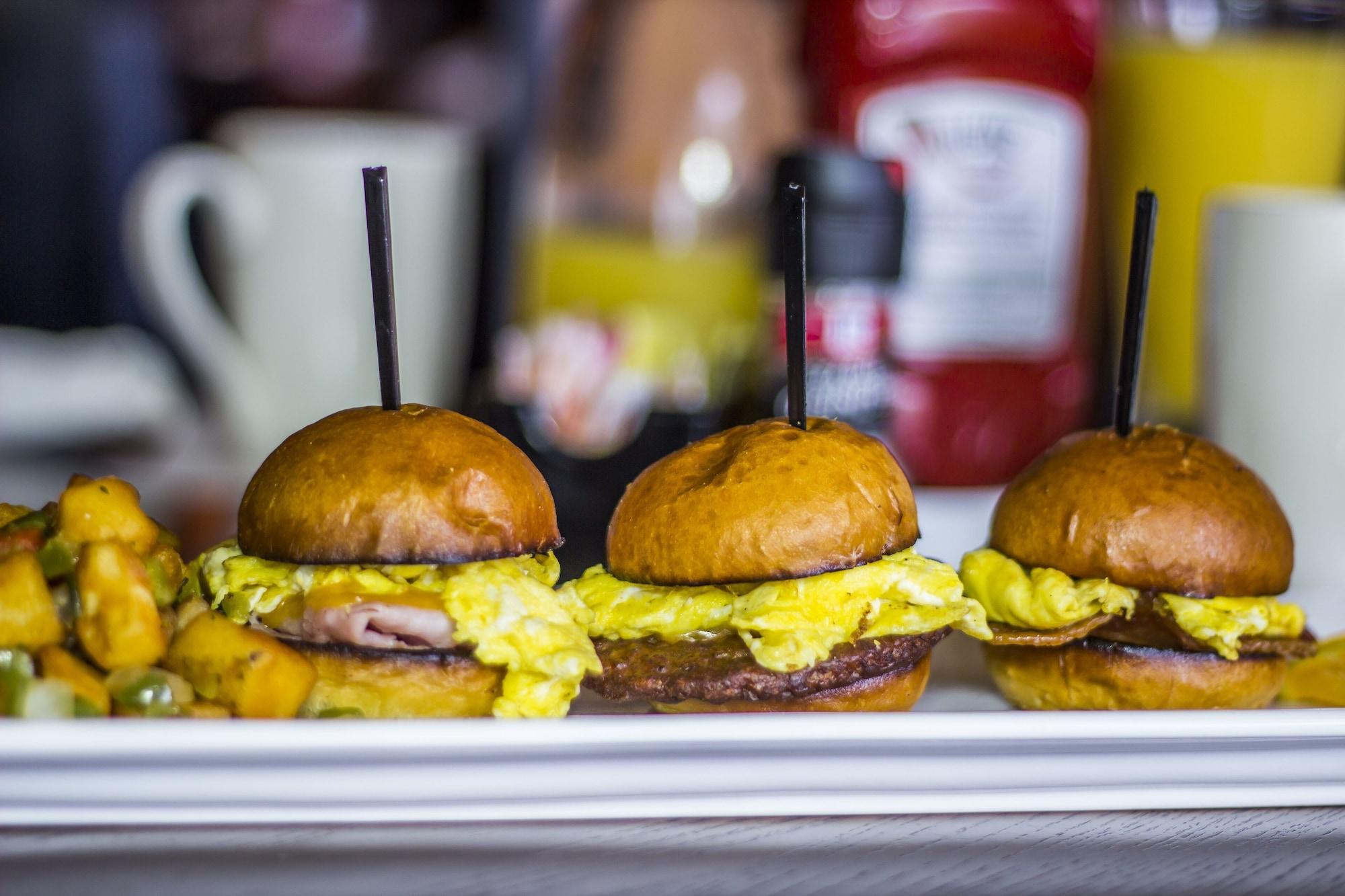 Restaurant Courtyard by Marriott across Universal Orlando