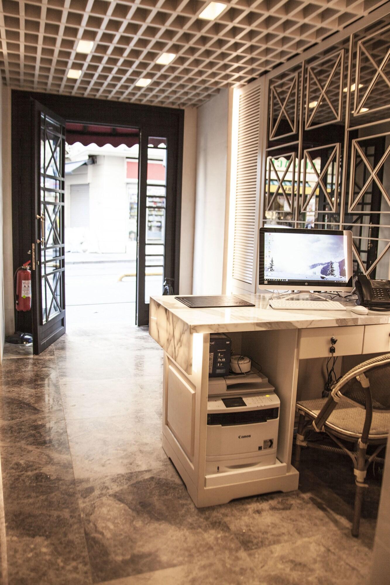 Vista Lobby Old Port Hotel