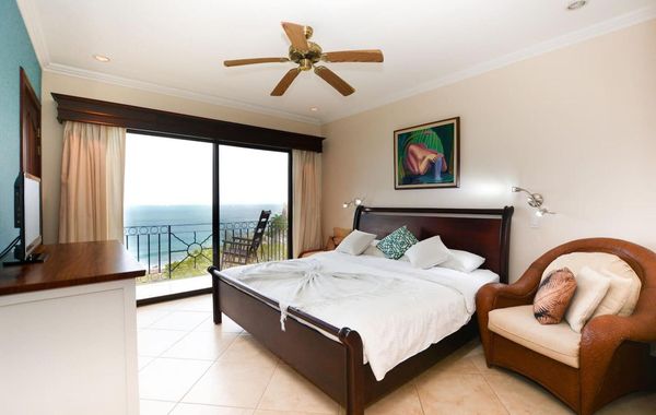Fifth-Floor Condo with Breathtaking Ocean Views, Stylish Interior & Prime Location Near Flamingo Beach - Hoteles de lujo en Playa Conchal, Guanacaste
