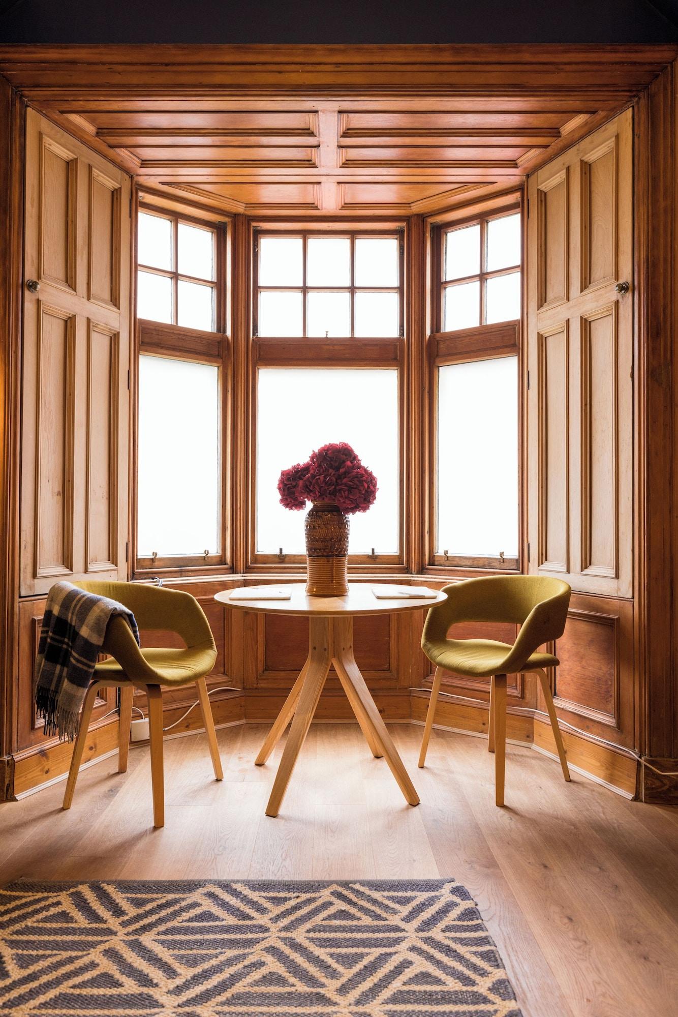 Restaurant JOIVY Contemporary Cottage with Parking