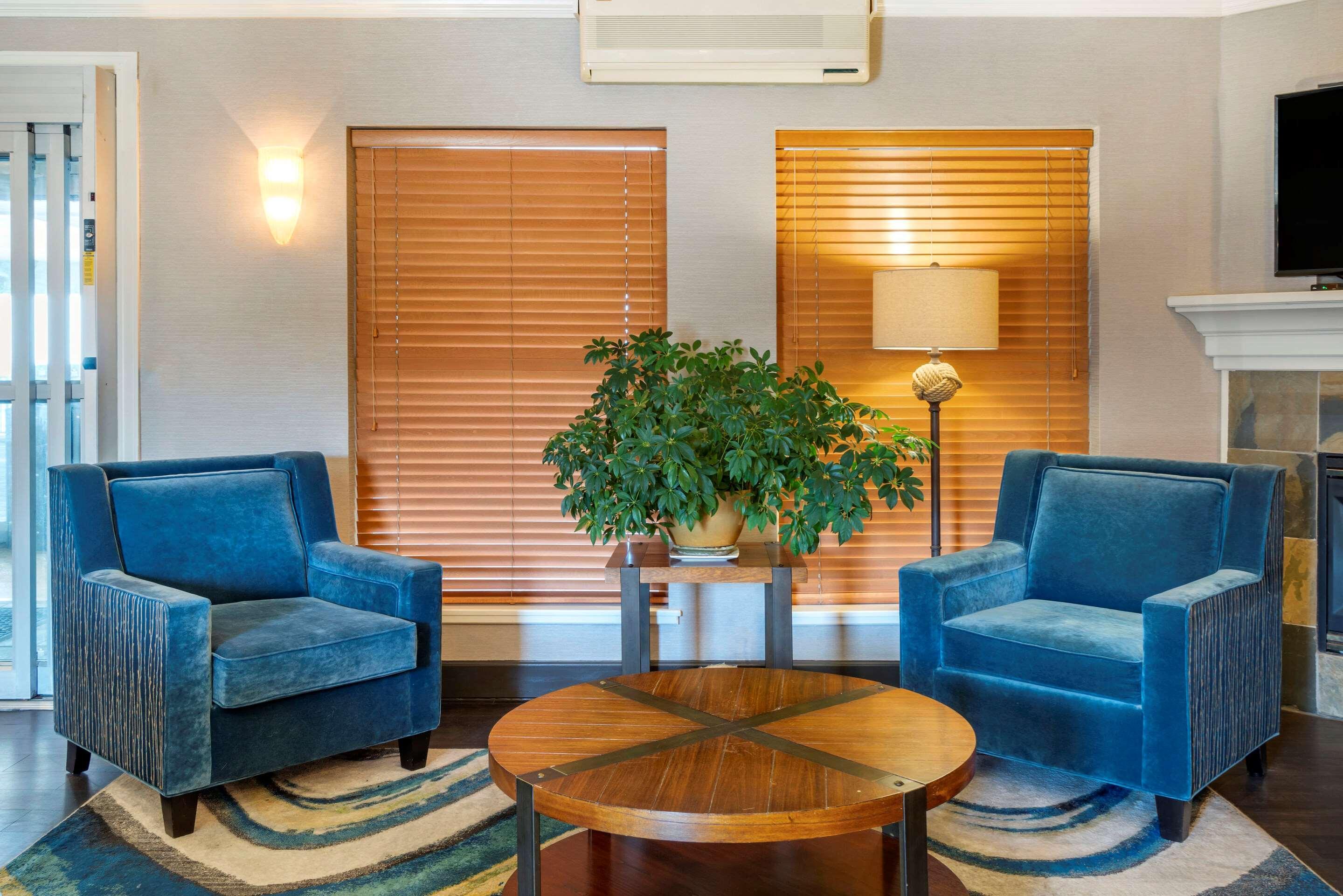 Vista Lobby Elizabeth Oceanfront Suites, Ascend Hotel Collection