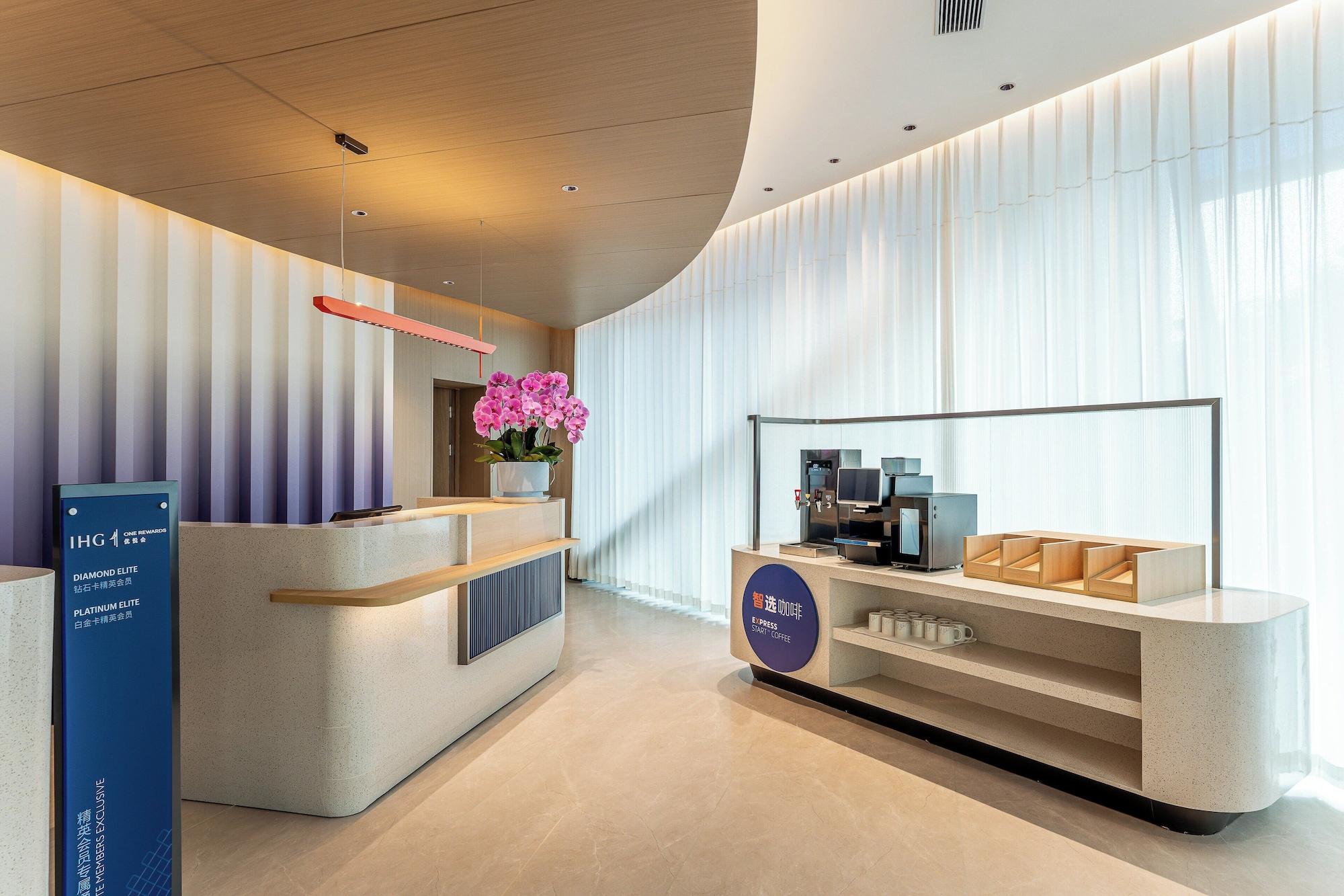 Vista Exterior Holiday Inn Express Shanghai Hongqiao CBD by IHG