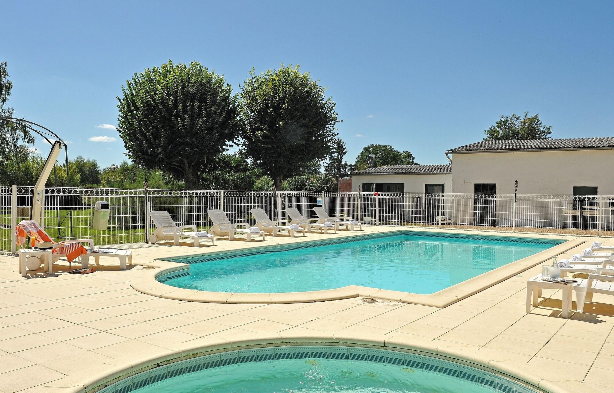 Varios Logis Hotel La Promenade