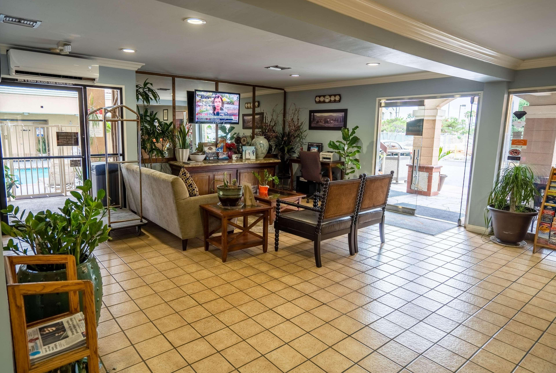 Vista Lobby Howard Johnson by Wyndham Buena Park