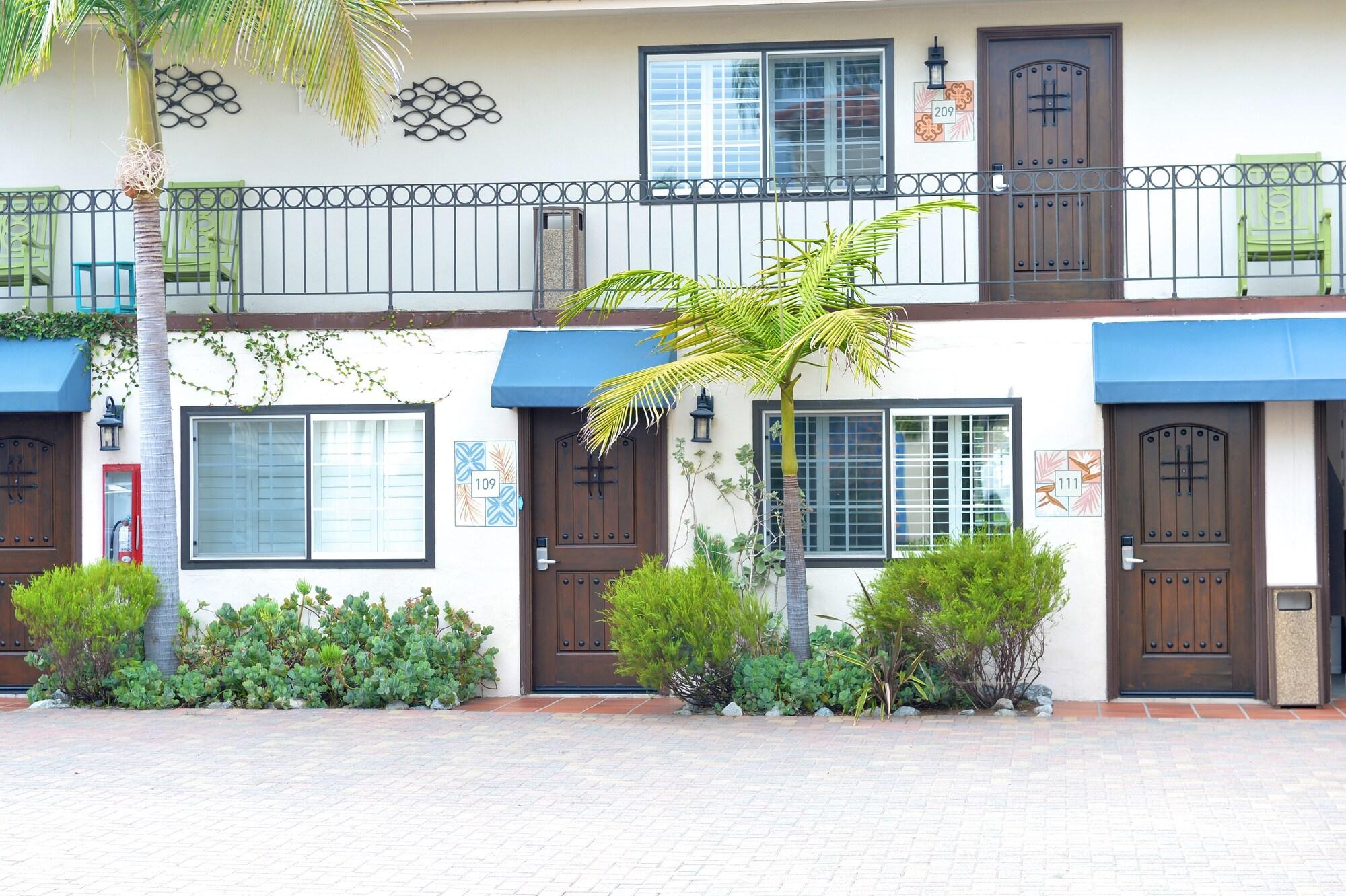 Varios Crown City Inn