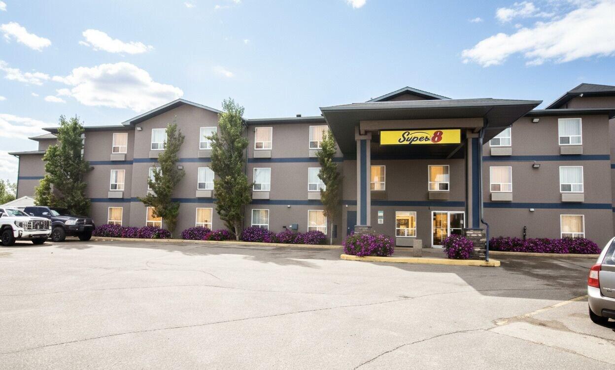 Varios Super 8 by Wyndham Whitecourt