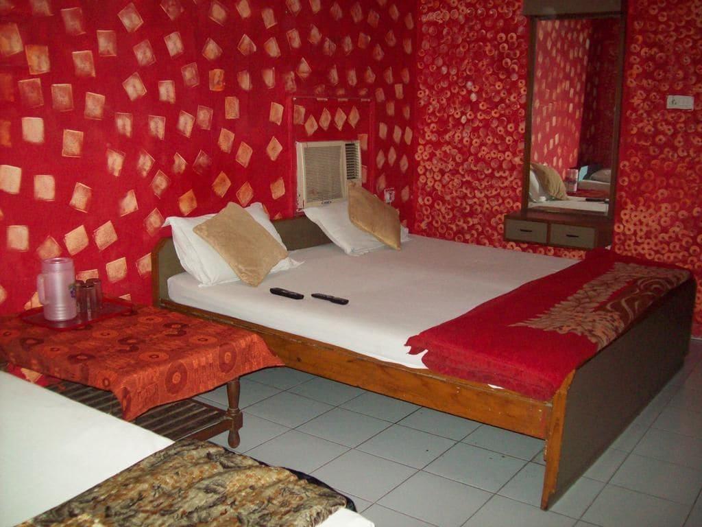 Varios Hotel Majors Den
