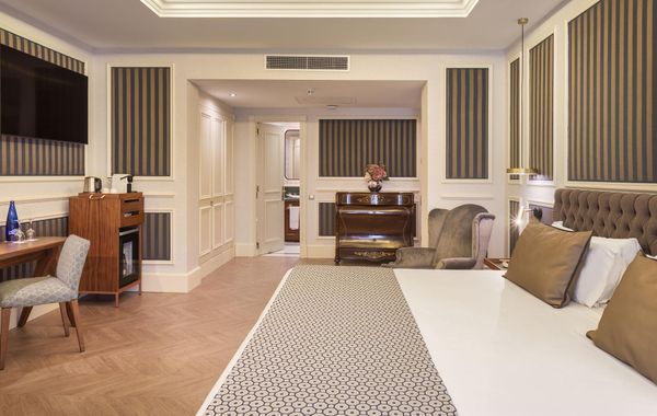 Catalonia Las Cortes Hotel
