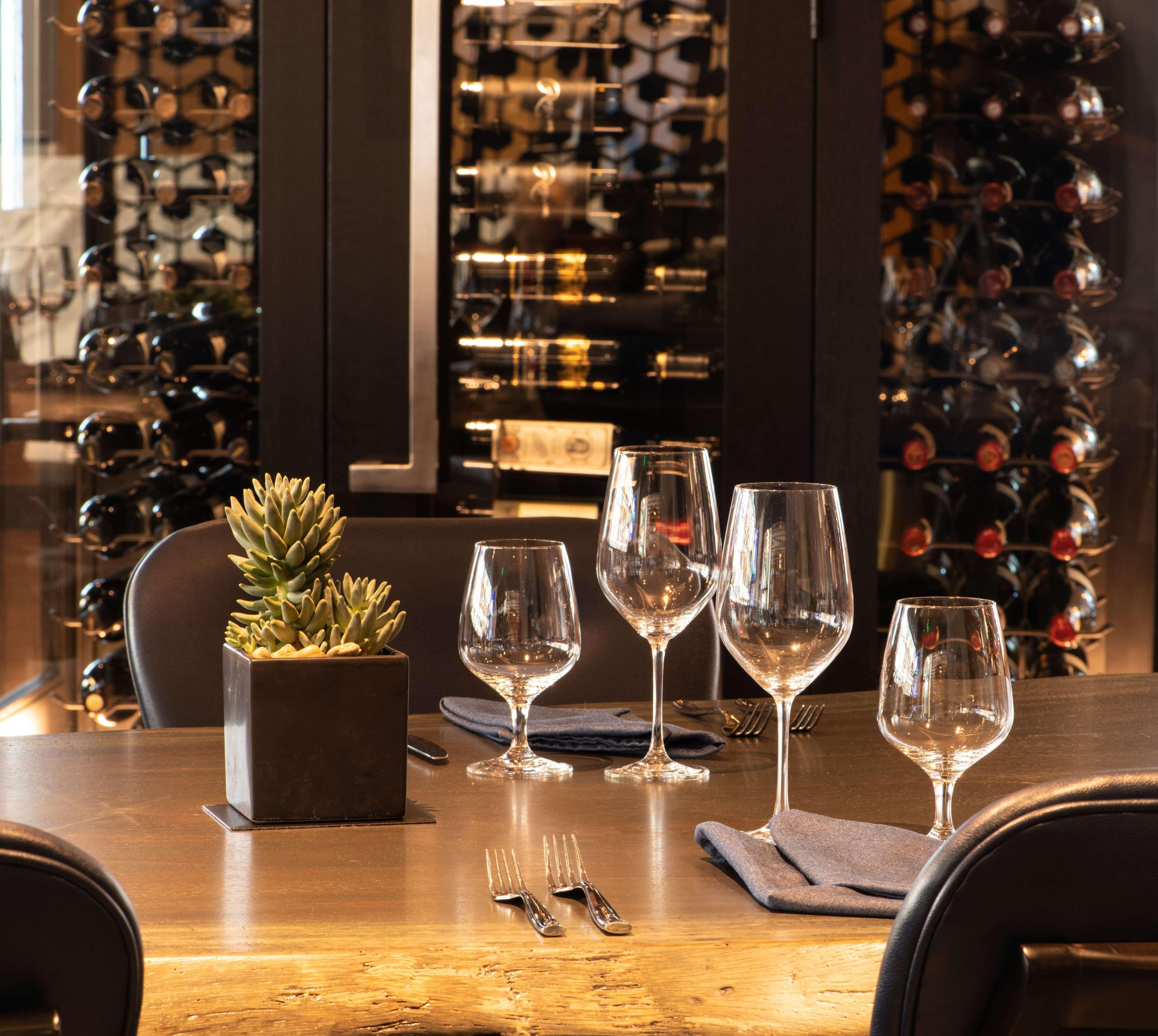 Restaurant The Charter Hotel Seattle, Curio Collection by Hilton