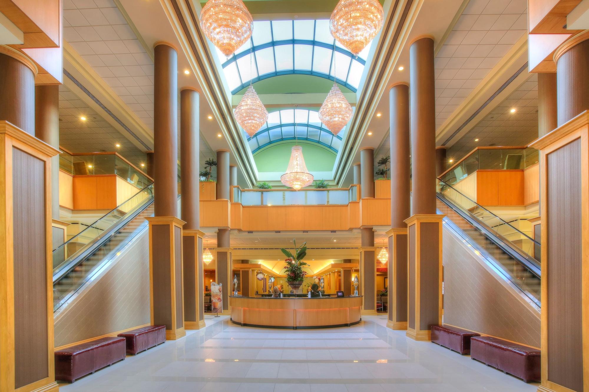 Vista Lobby Florida Hotel & Conference Center in the Florida Mall