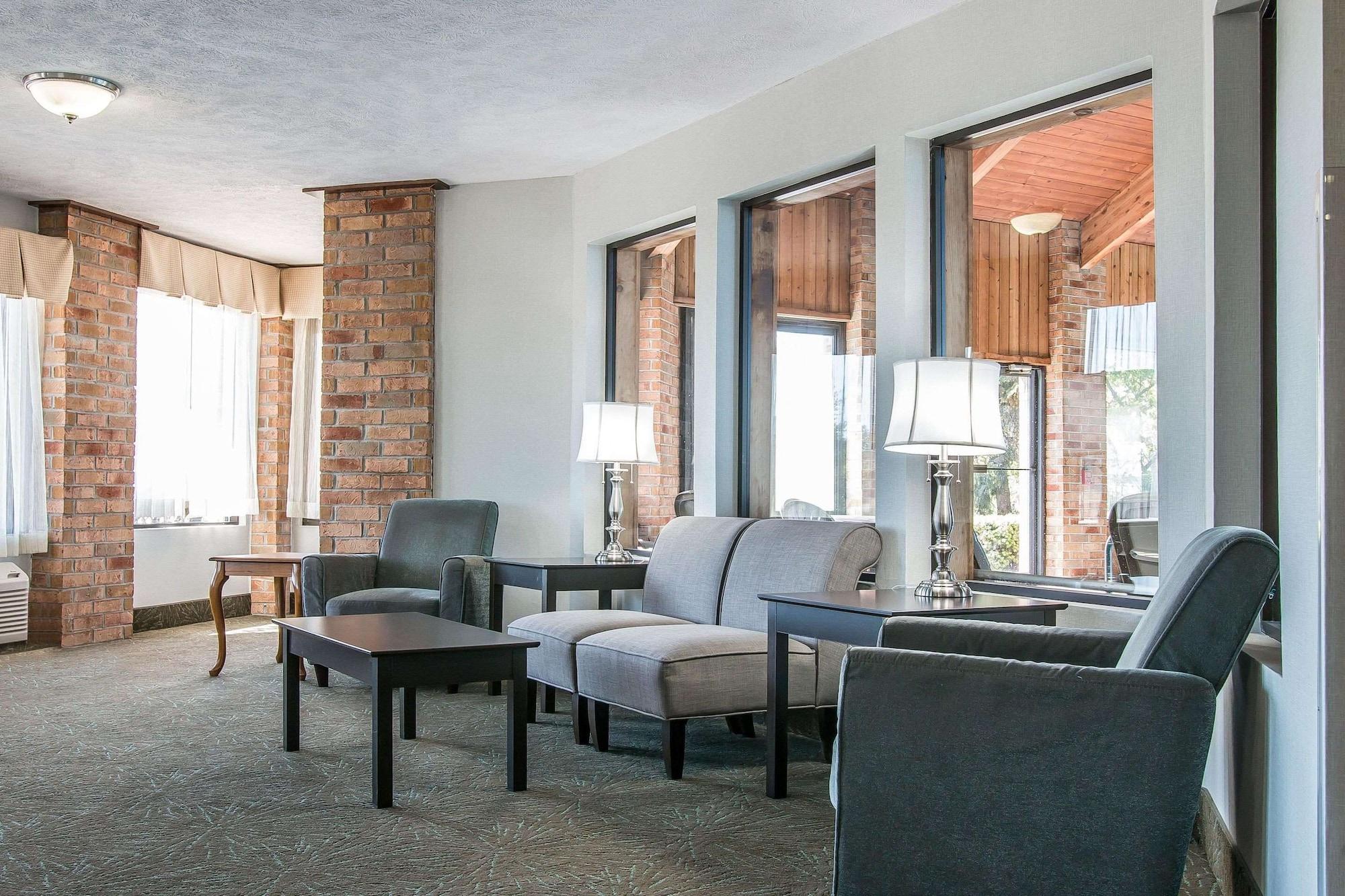 Vista Lobby Quality Inn Grand Rapids South-Byron Center