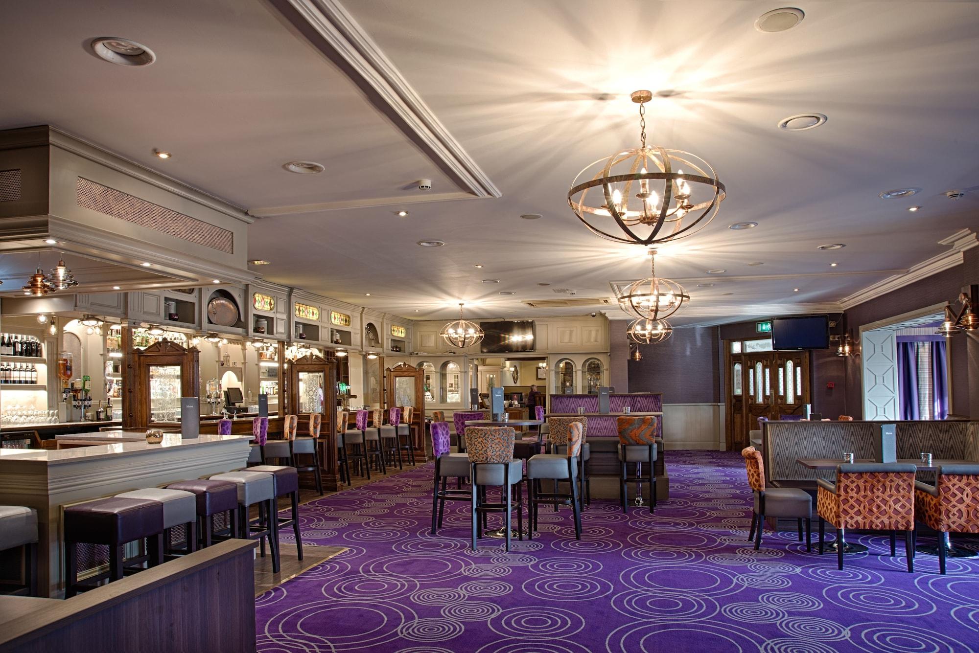 Bar/Salón Woodford Dolmen Hotel