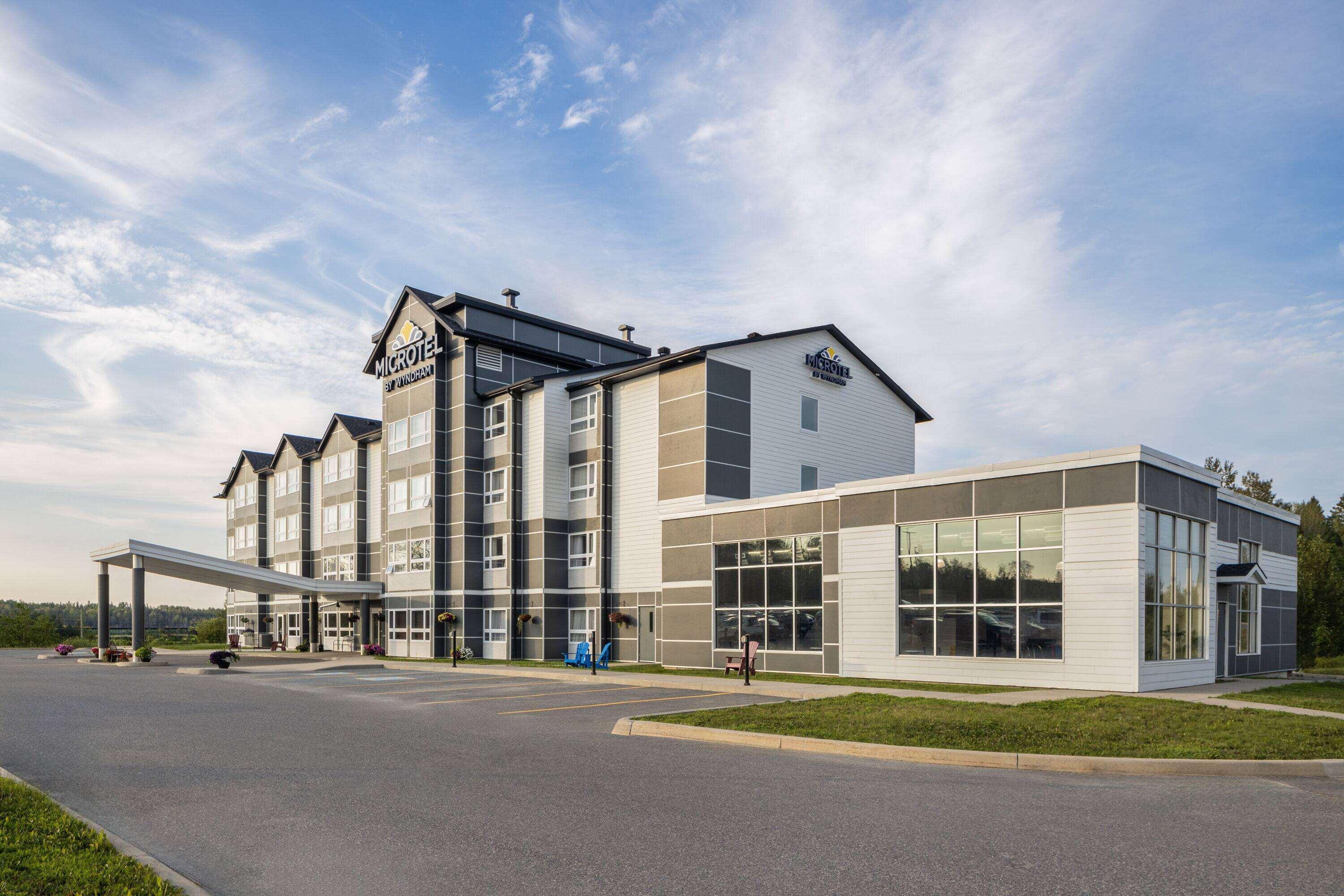 Vista Exterior Microtel Inn & Suites by Wyndham Kirkland Lake
