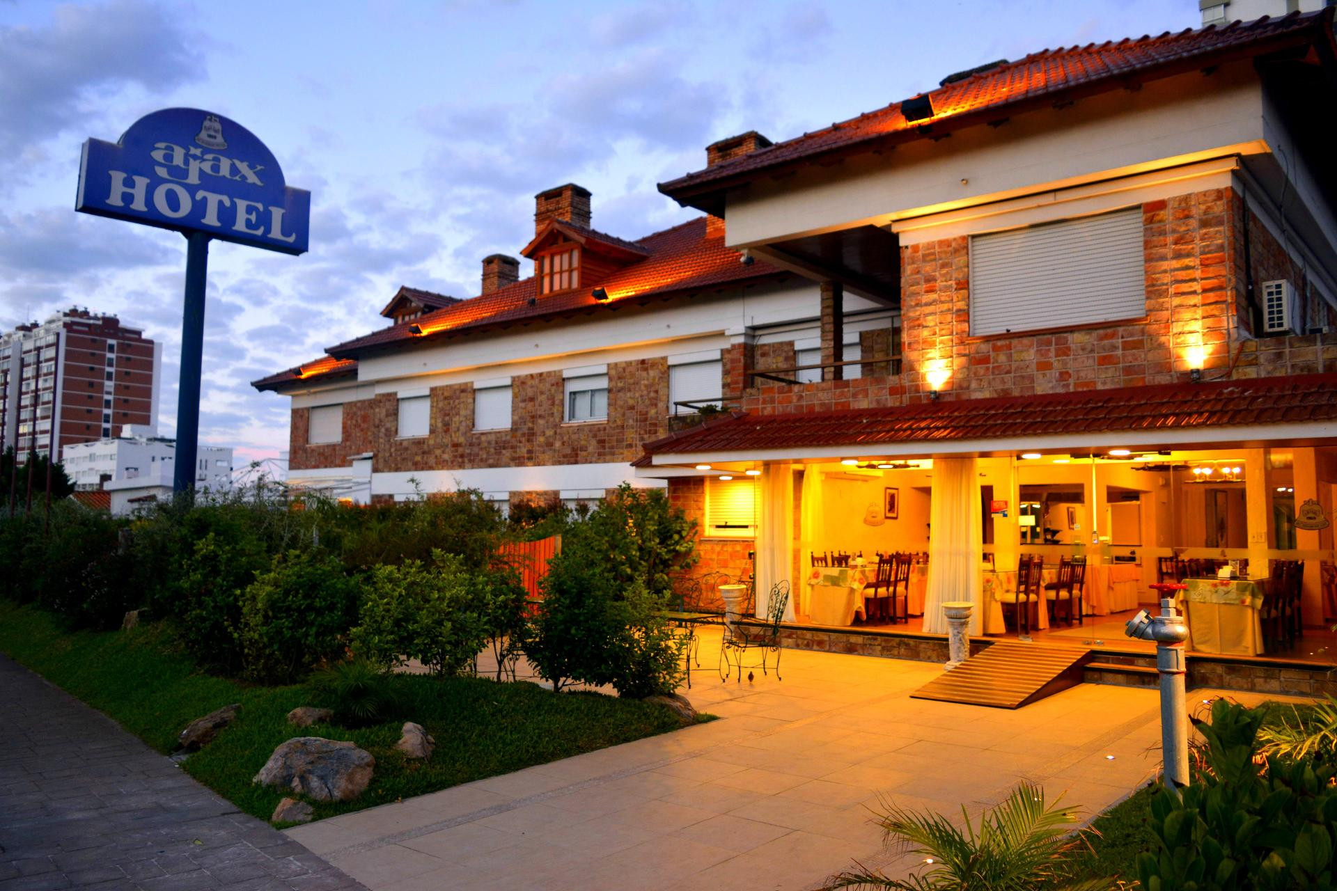 Vista Exterior Hotel Ajax