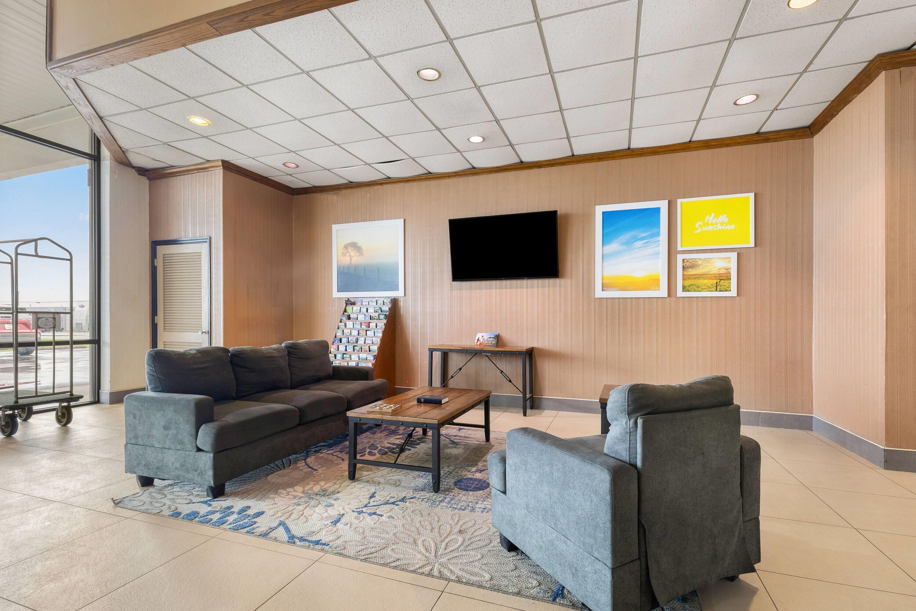 Vista Lobby Days Inn by Wyndham Madisonville