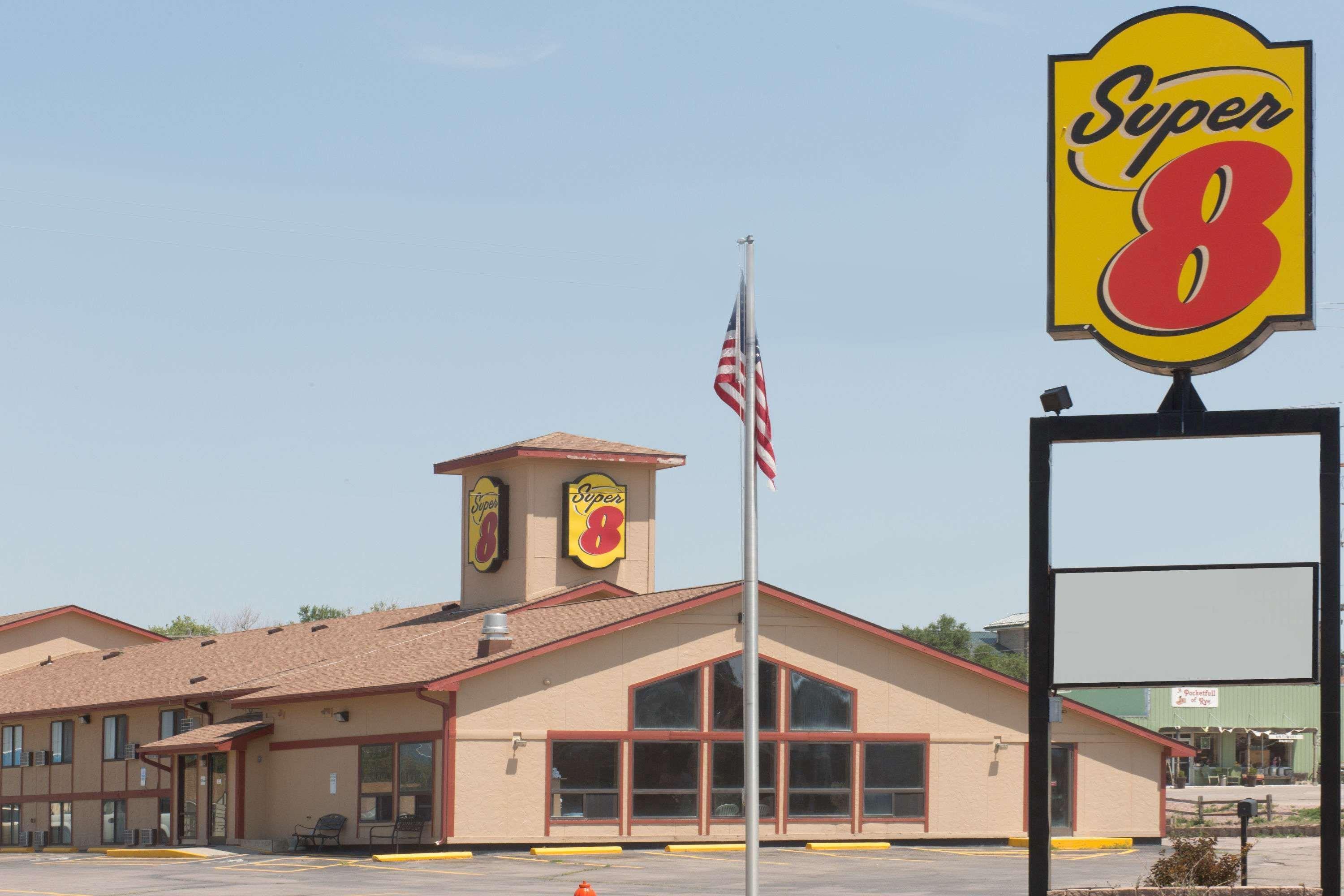 Vista Exterior Super 8 by Wyndham Chadron NE
