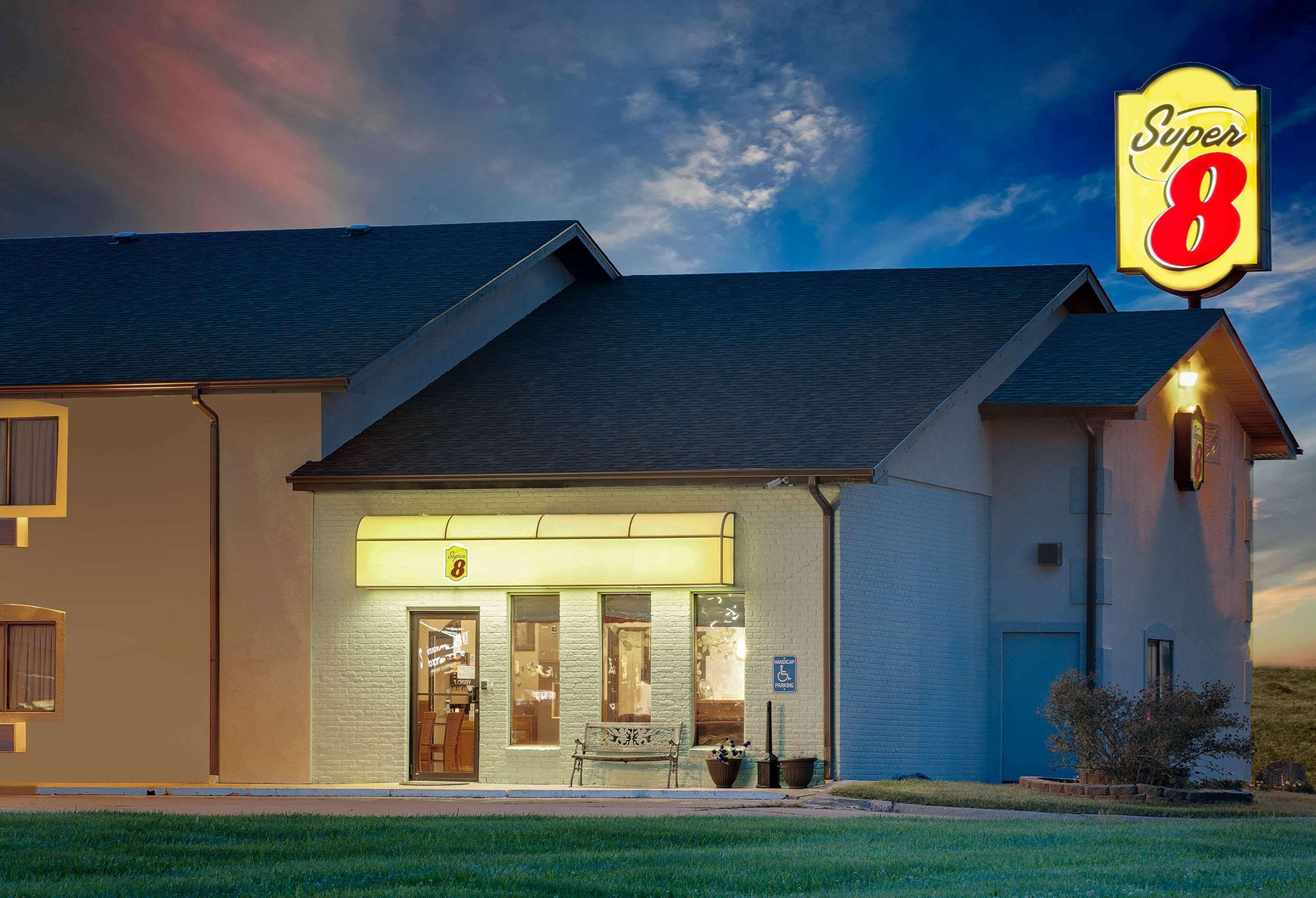 Vista Exterior Super 8 by Wyndham Marshall
