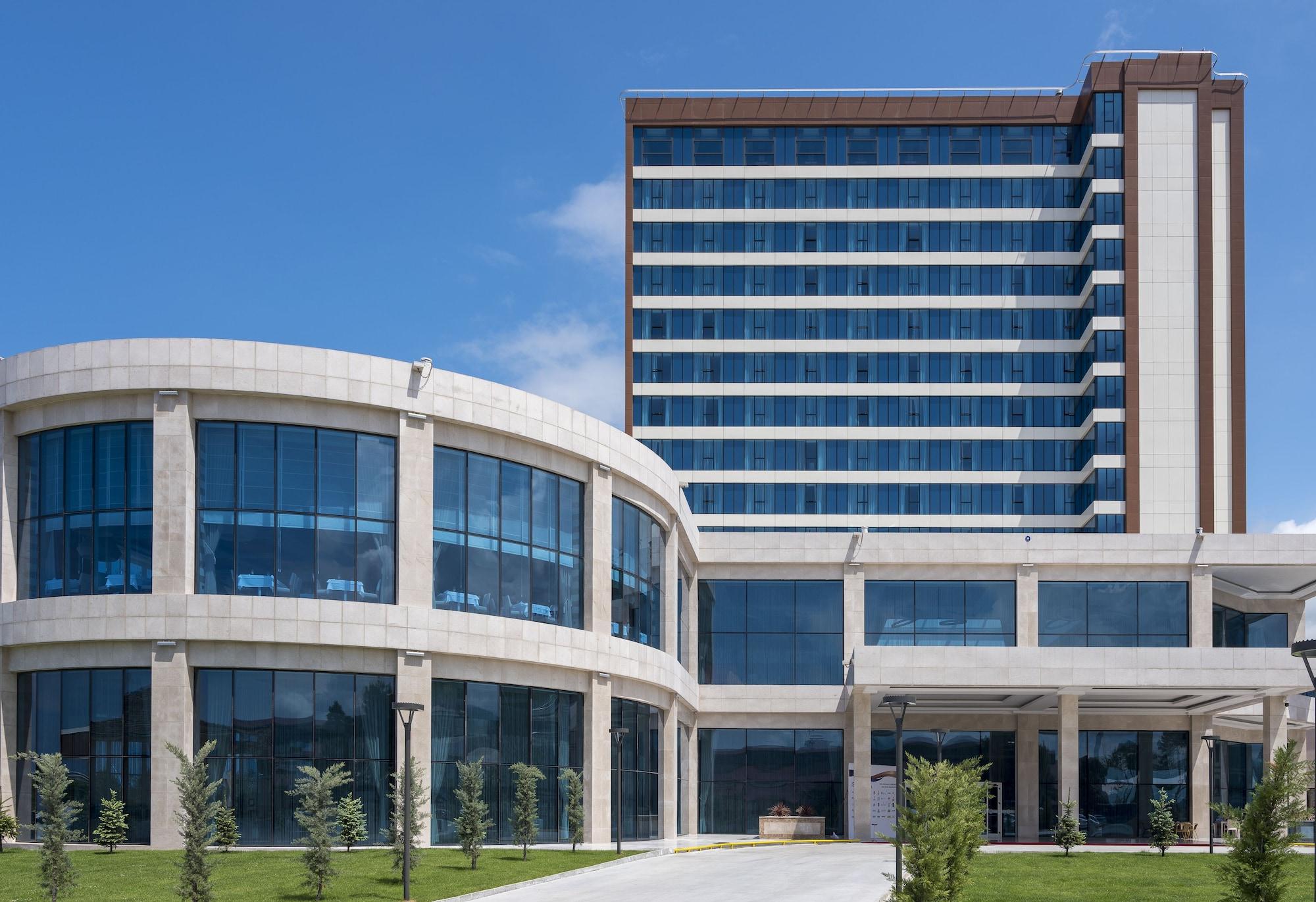 Vista Exterior Ramada Plaza by Wyndham Rize