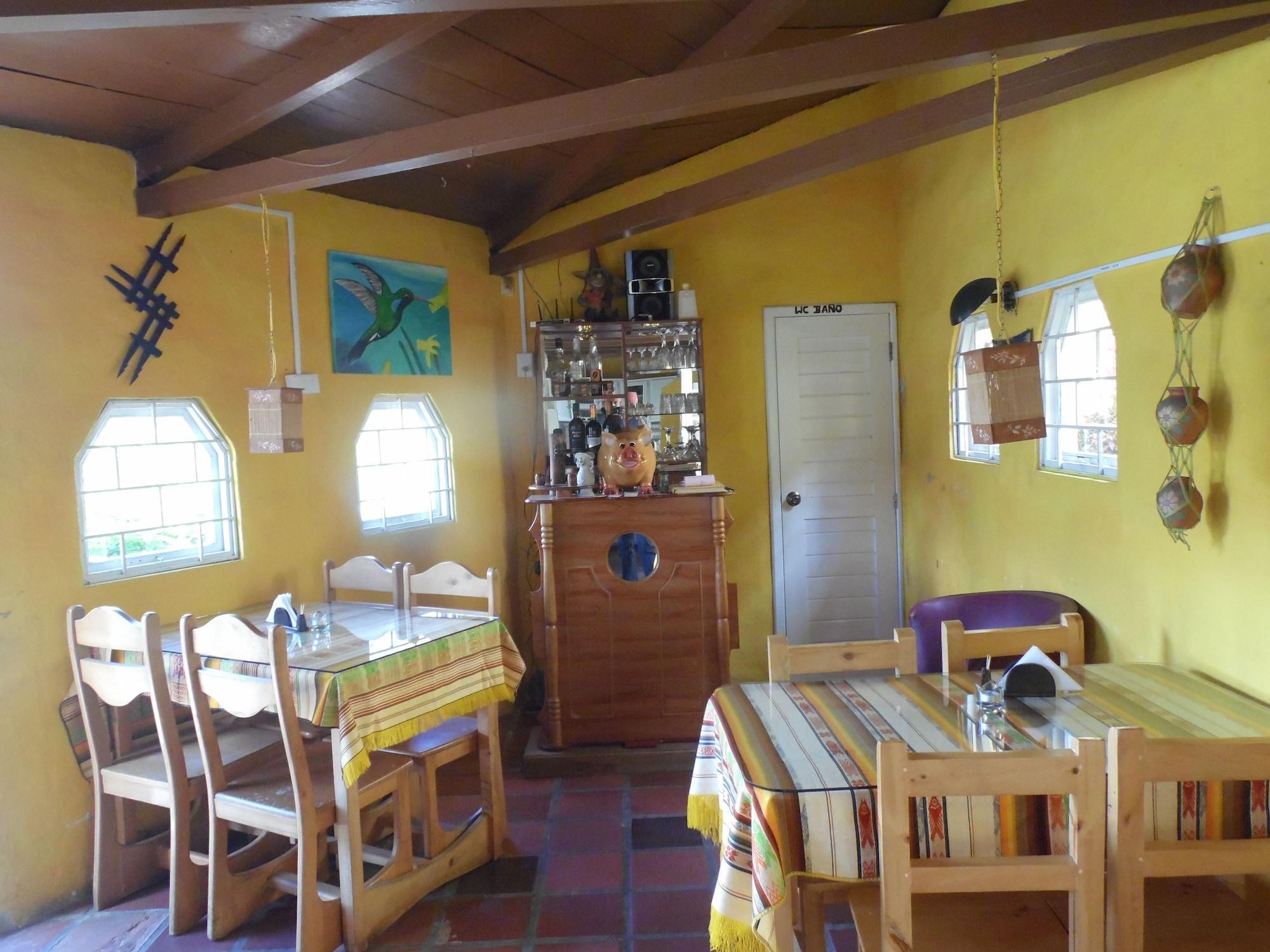 Bar/Salón La Casa Amarilla