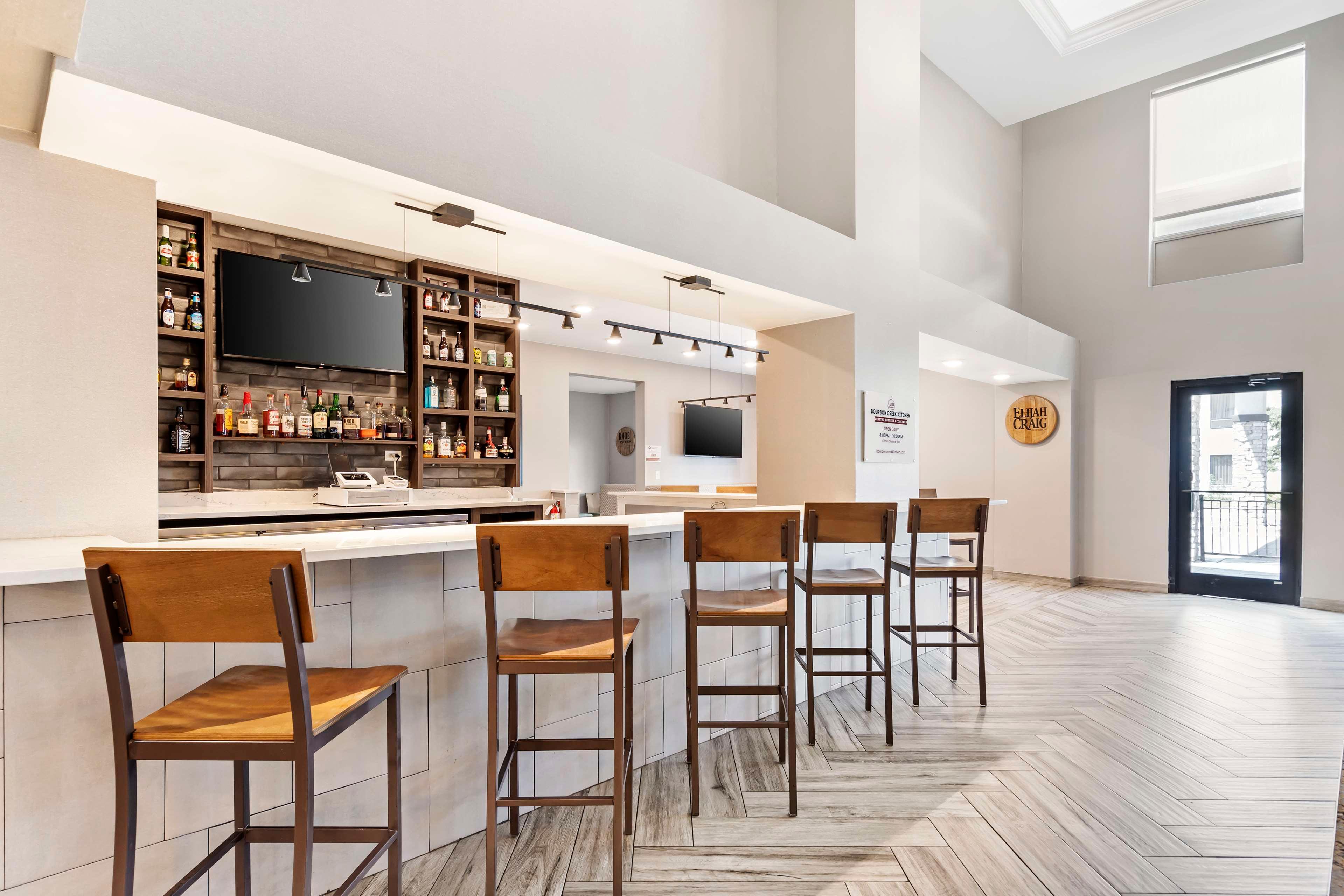 Bar/Salón Best Western Plus Bourbonnais Hotel & Suites