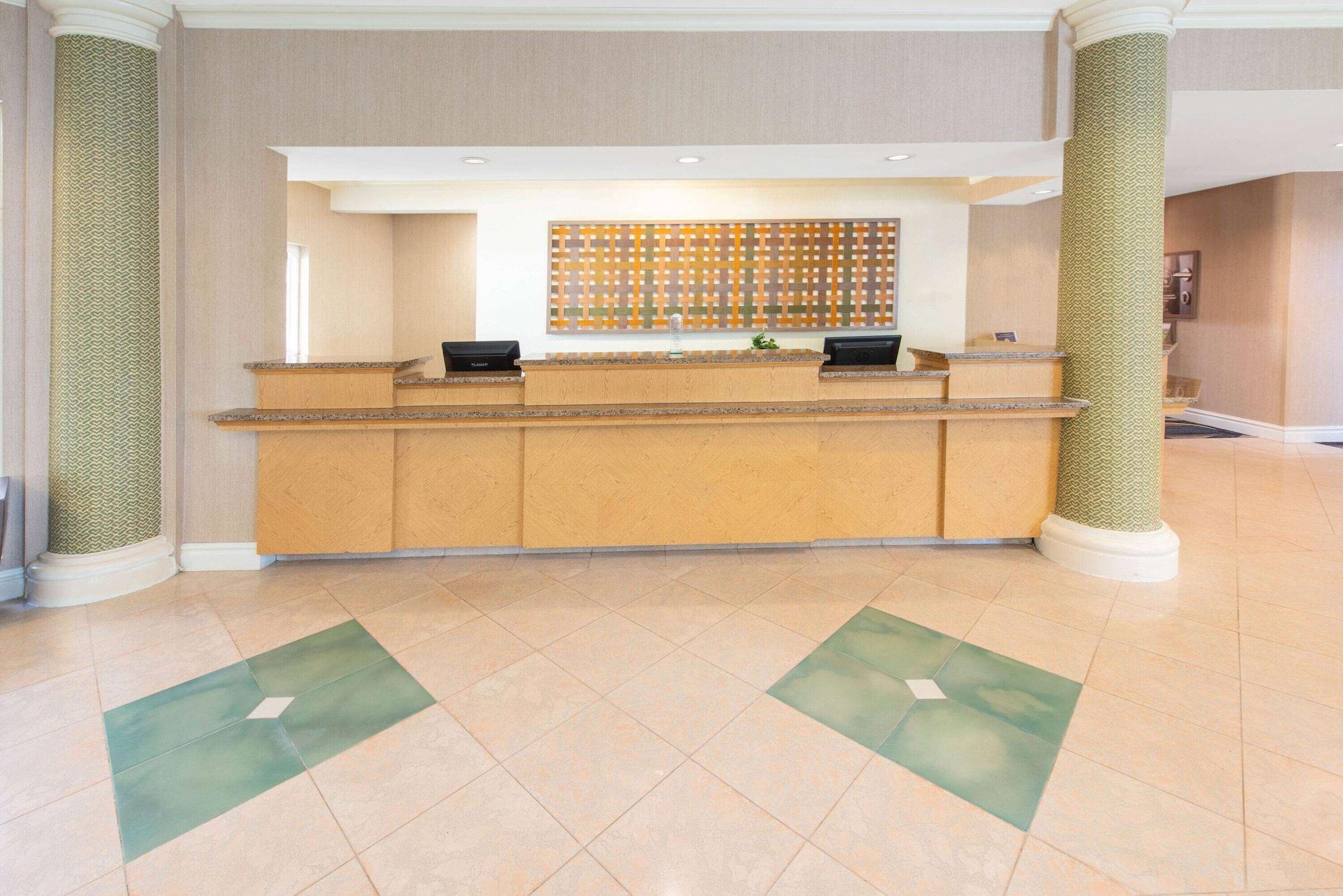 Vista Lobby La Quinta Inn & Suites by Wyndham Tampa Brandon Regency Park
