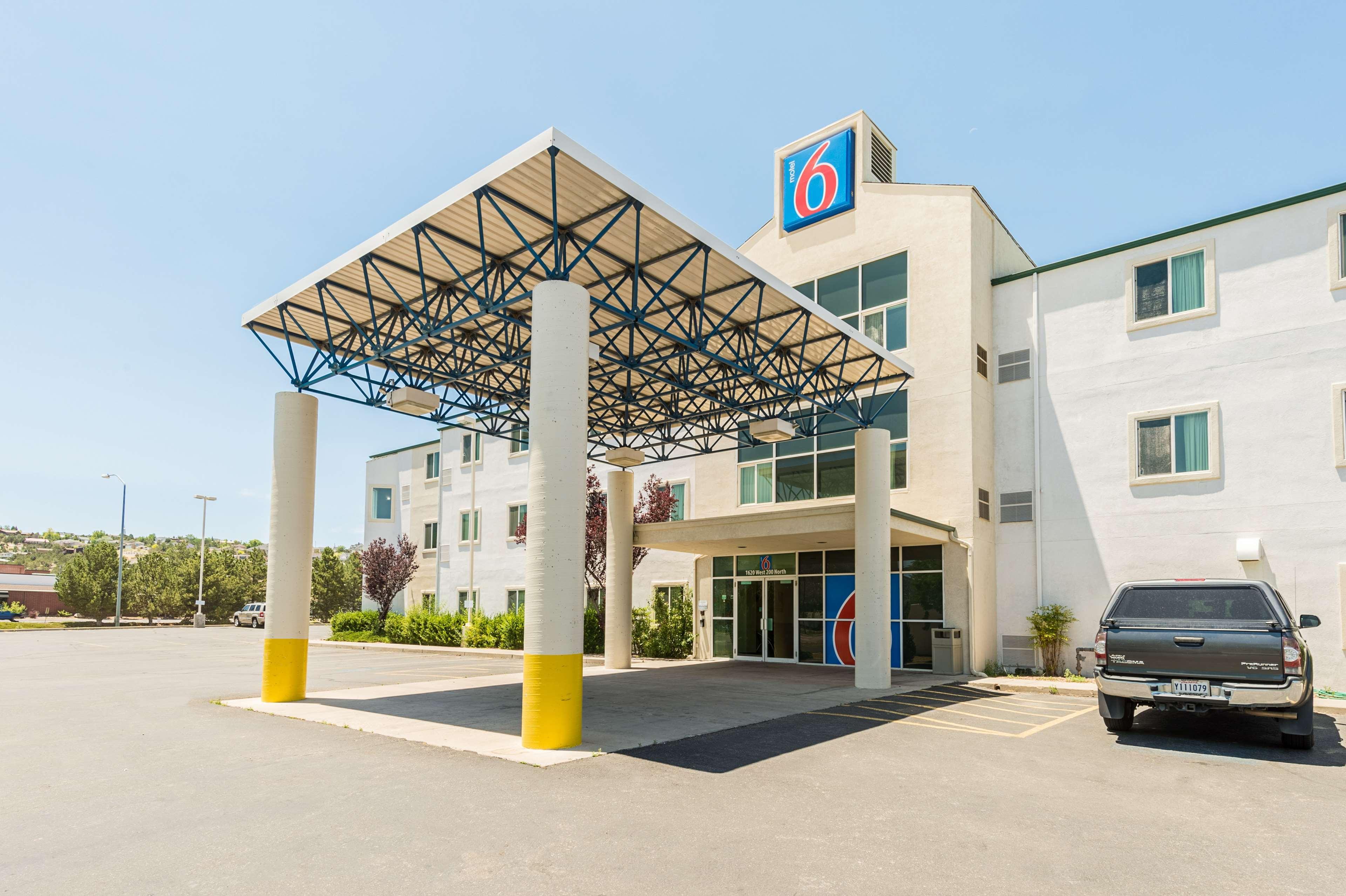 Vista Exterior Motel 6 Cedar City
