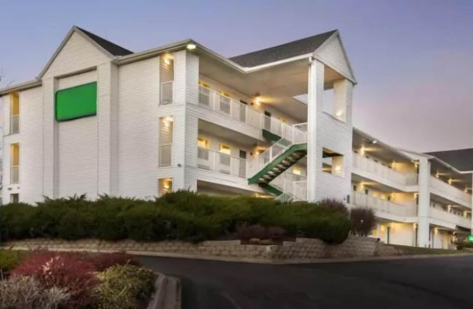 Vista Exterior Birch Hill Suites Kansas City – Independence